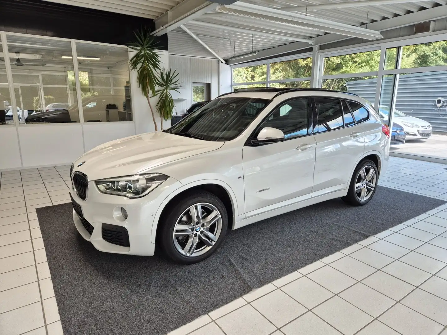 BMW X1 xDrive20i M Sport*SHADOW*PANO*AHK*LHZ*SHZ*LED Weiß - 1