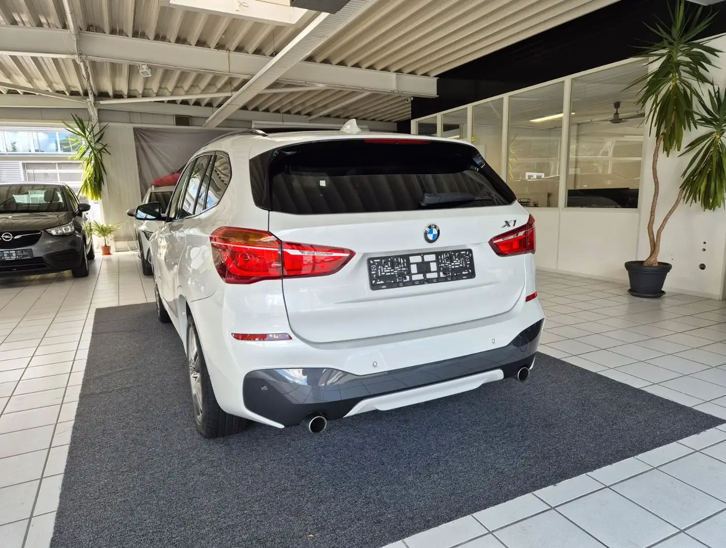 BMW X1 xDrive20i M Sport*SHADOW*PANO*AHK*LHZ*SHZ*LED Weiß - 2