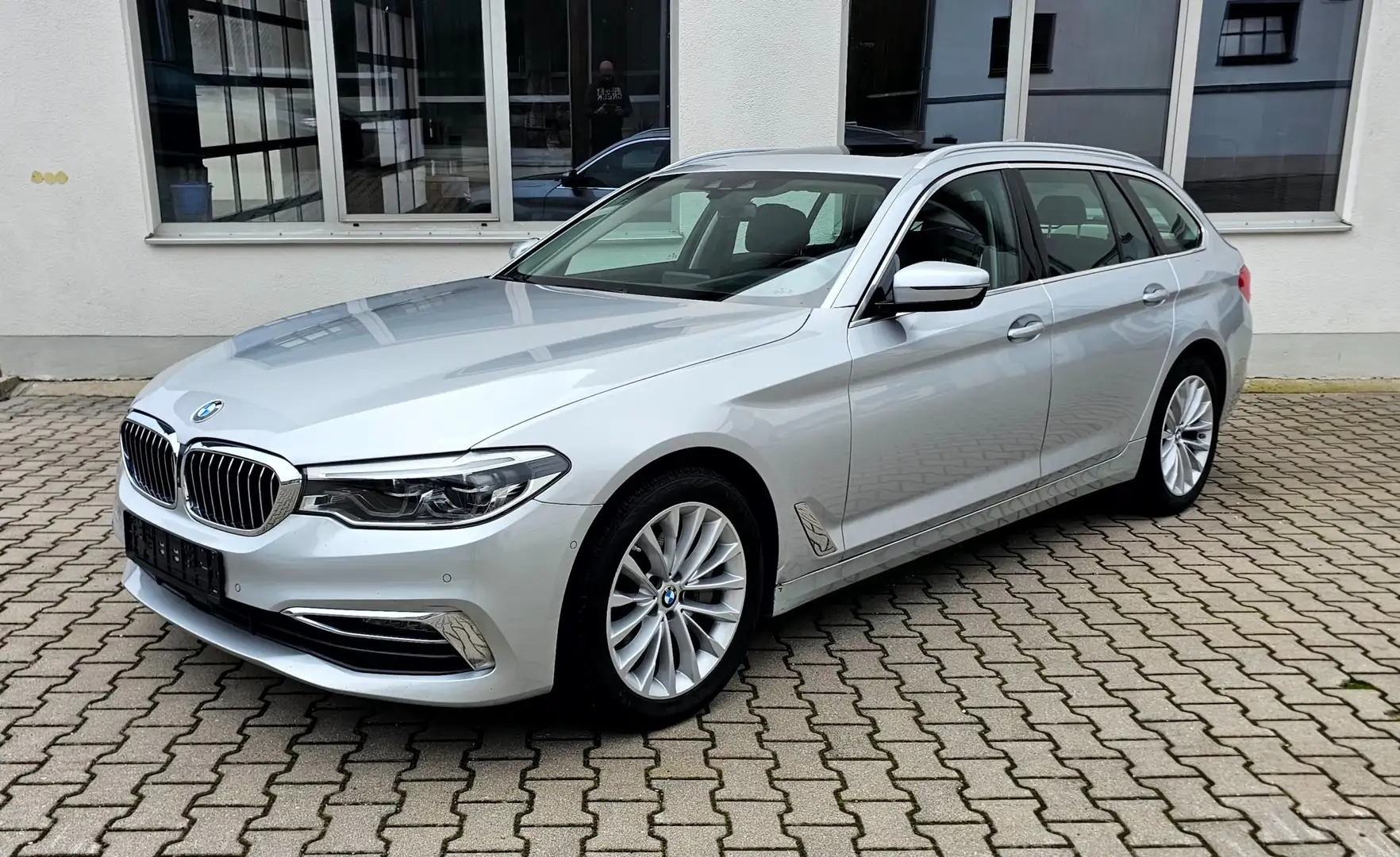 BMW 540 xDrive Luxury Line PANO/Standheiz./360 Kamera/ACC Silber - 1