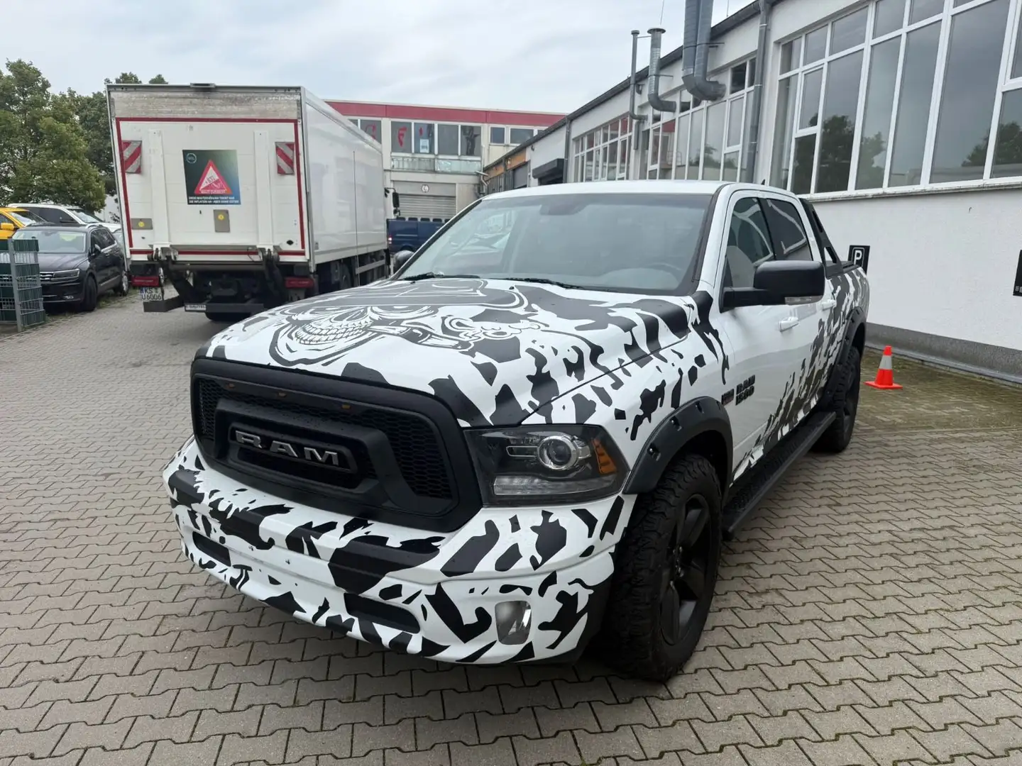 Dodge RAM 4x4 ,5.7 Hemi,Quad CAB, White - 1