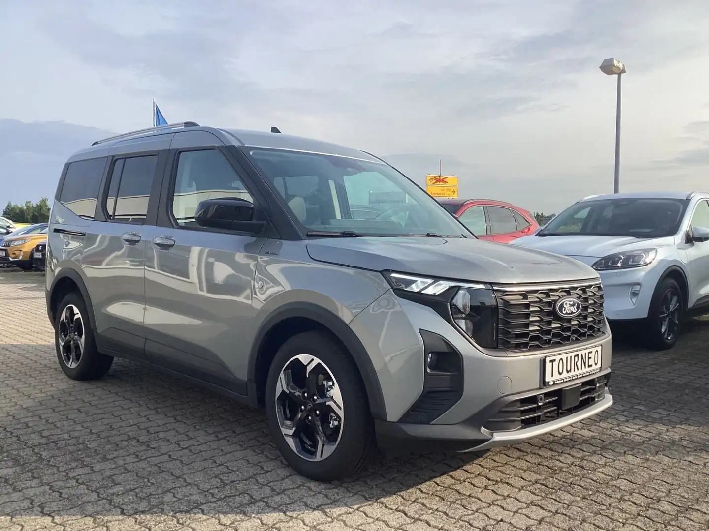 Ford Tourneo Courier Active, Winter-P, Garantie 5 Jh. Plateado - 1