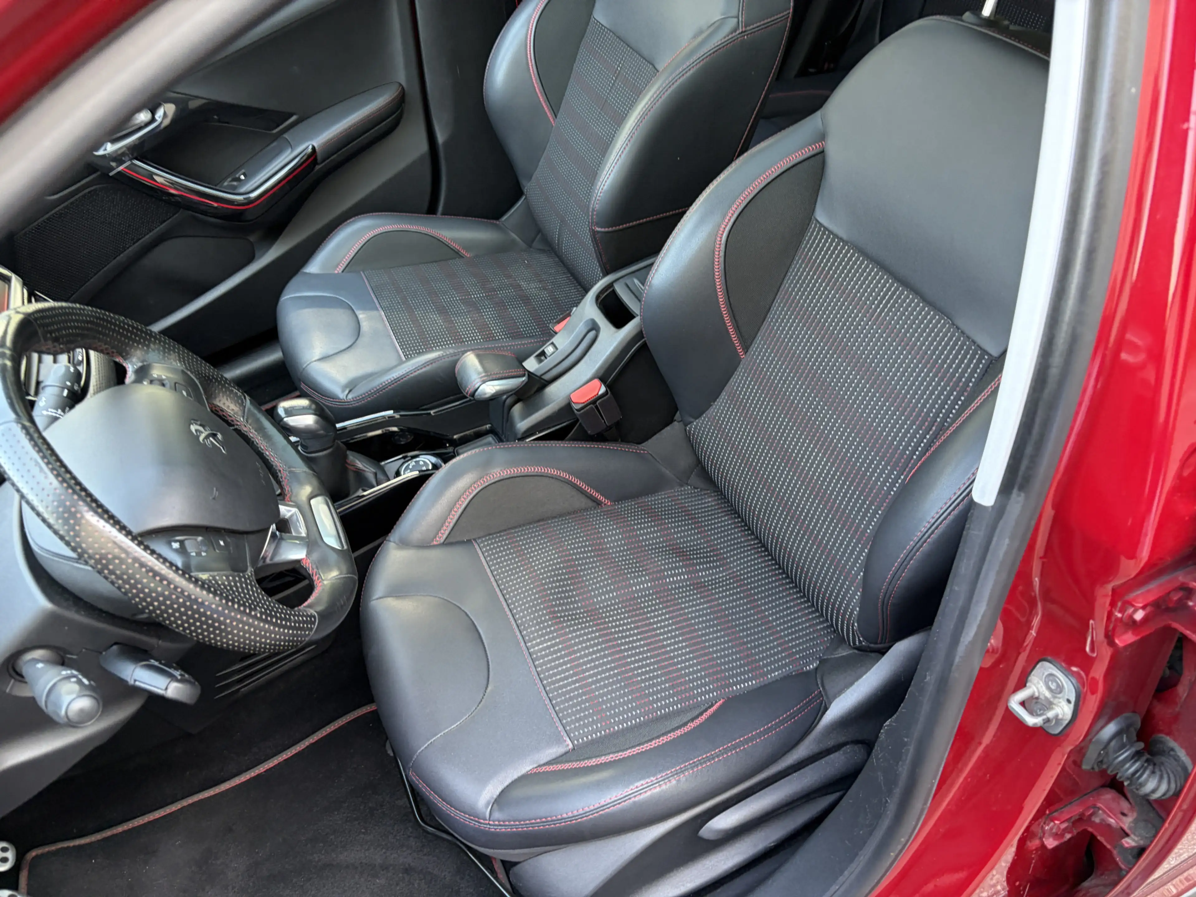 Peugeot 2008 1.2 PureTech GT-line / NAVI / CRUISE / CLIMATE / H — photo 8