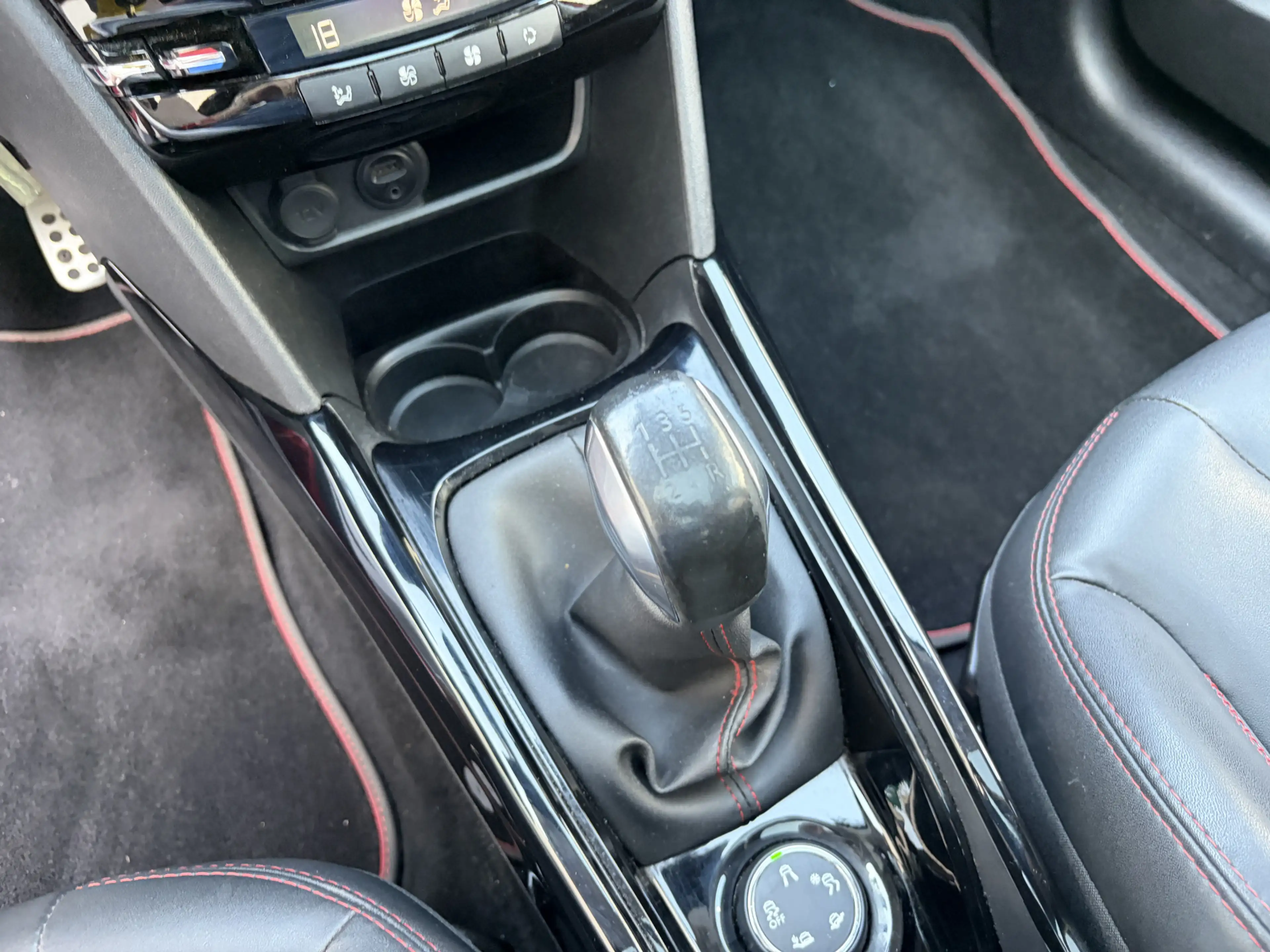 Peugeot 2008 1.2 PureTech GT-line / NAVI / CRUISE / CLIMATE / H — photo 12