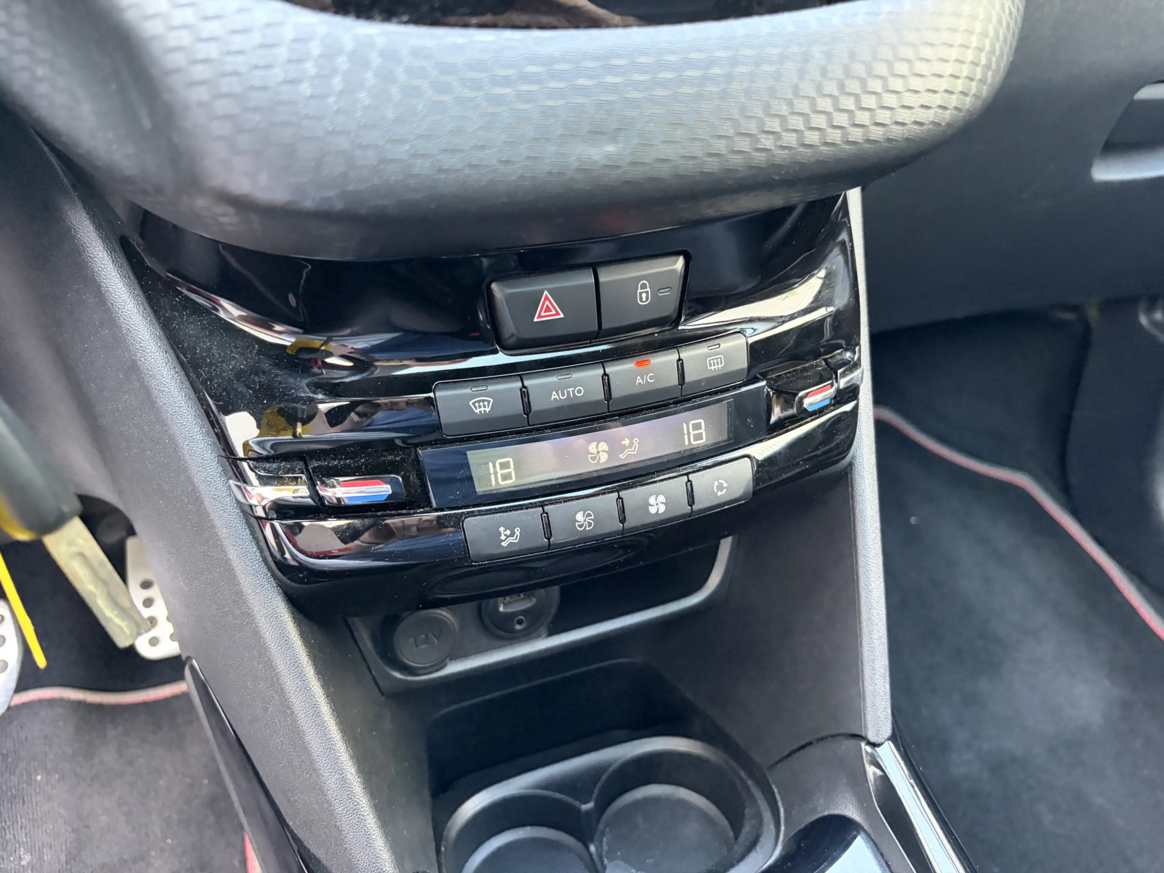 Peugeot 2008 1.2 PureTech GT-line / NAVI / CRUISE / CLIMATE / H — photo 11