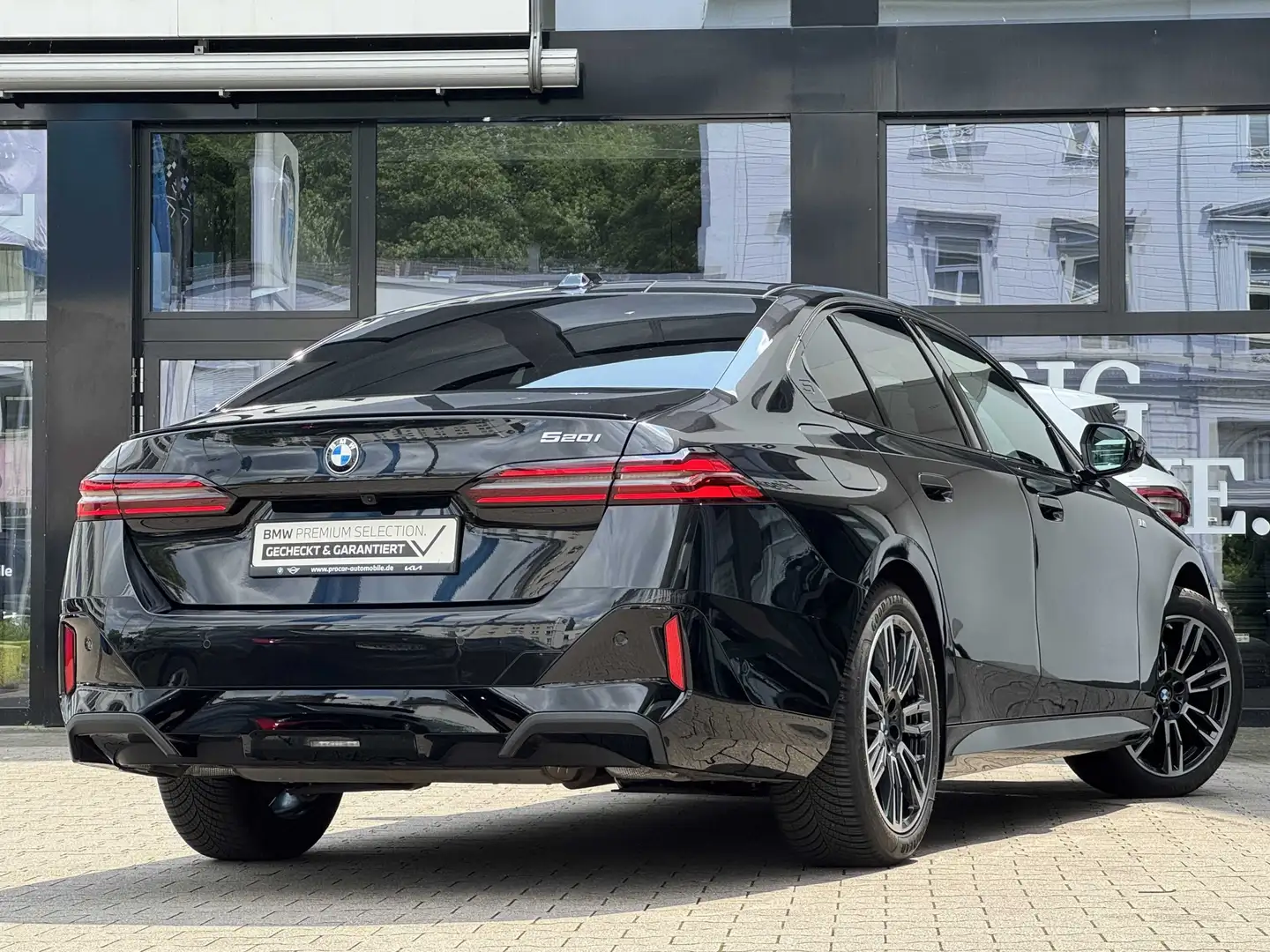 BMW 520 i M Sport Pro AdapLED DA+ PA+ H/K Pano HuD Чорний - 2