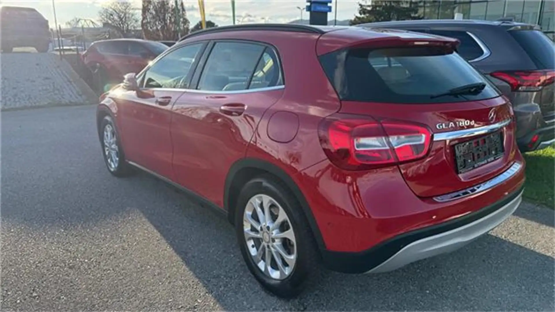 Mercedes-Benz GLA 180 d Aut. Rot - 2