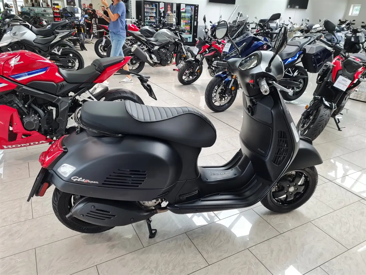 Vespa GTS 300 Nero - 2