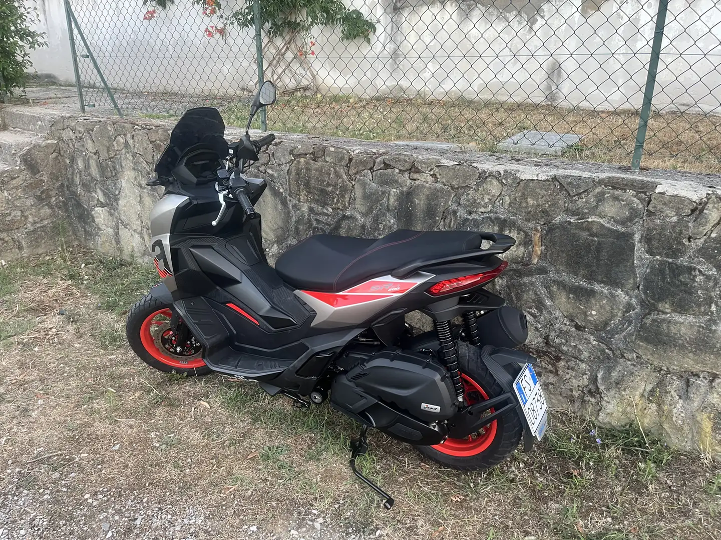 Aprilia SR GT 200 sport - 1