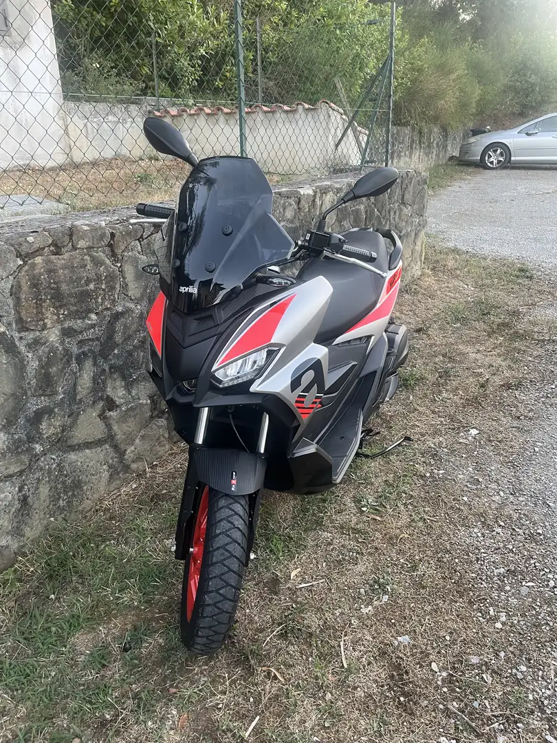 Aprilia SR GT 200 sport - 2