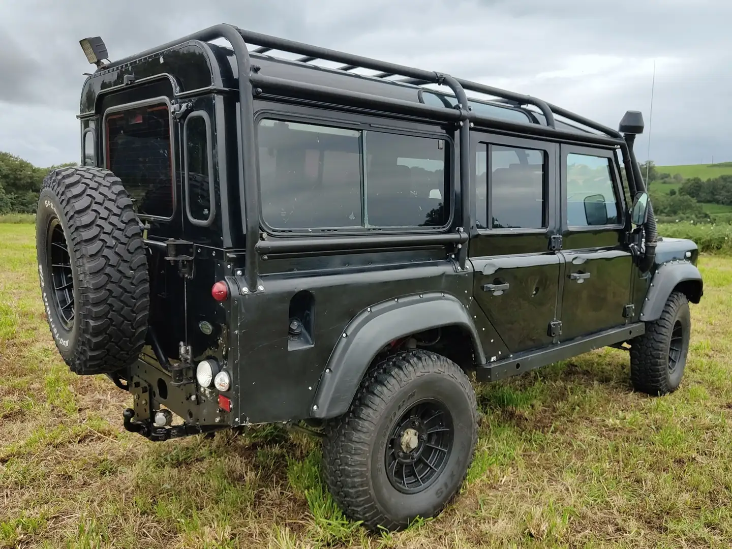Land Rover Defender 110 2.5Td5 SW SE Noir - 2