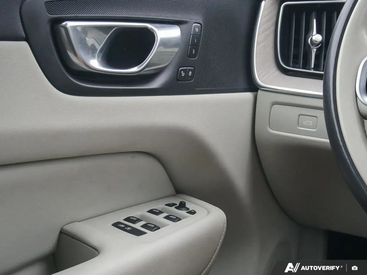 Volvo XC60 снимка Volvo XC60