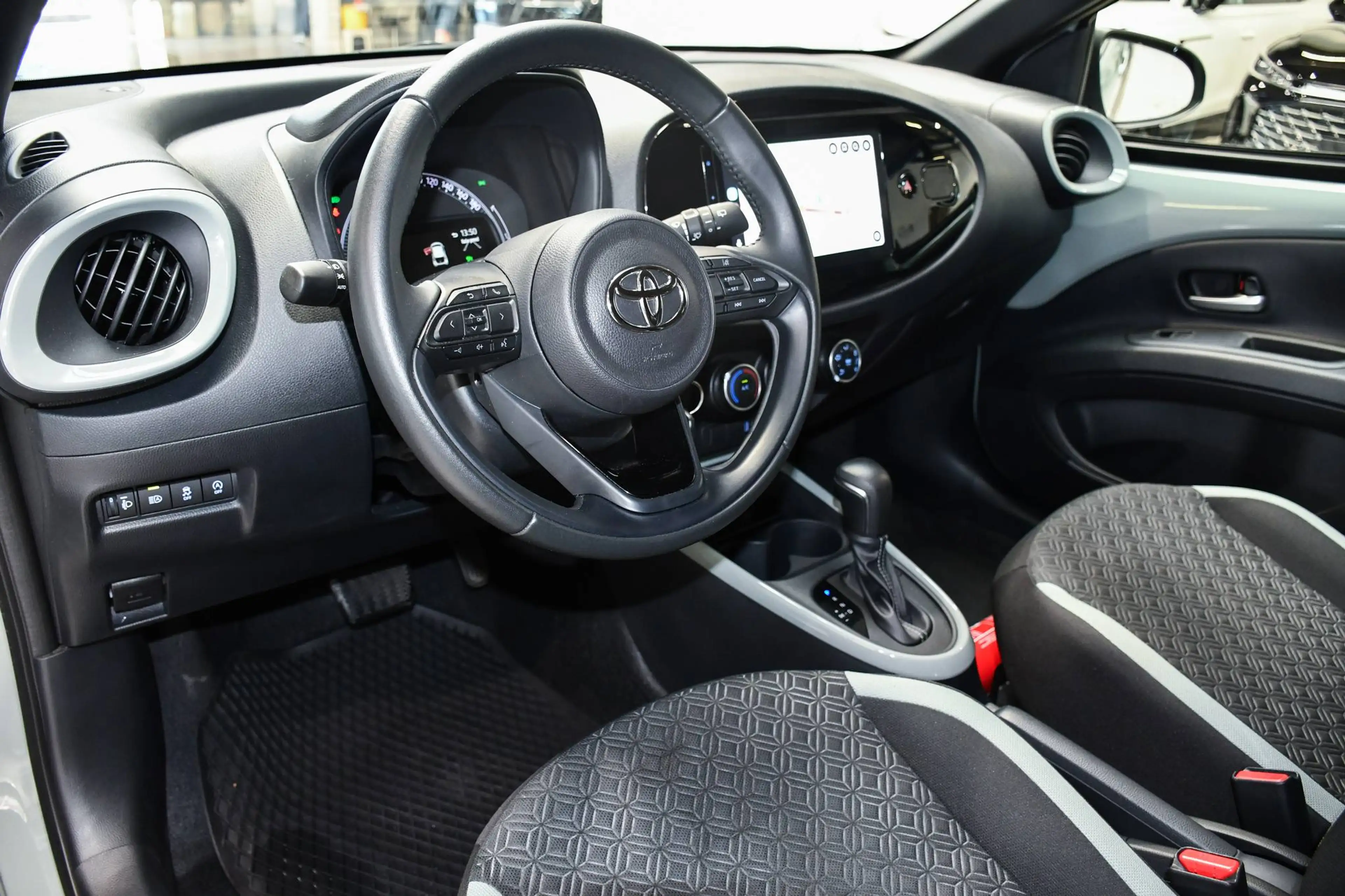 Toyota Aygo X Aygo X Air-Pulse + Tech Pack - NAVIGATIE VIA SMARTLINK / CAMERA / ACC / AIRCO — photo 8