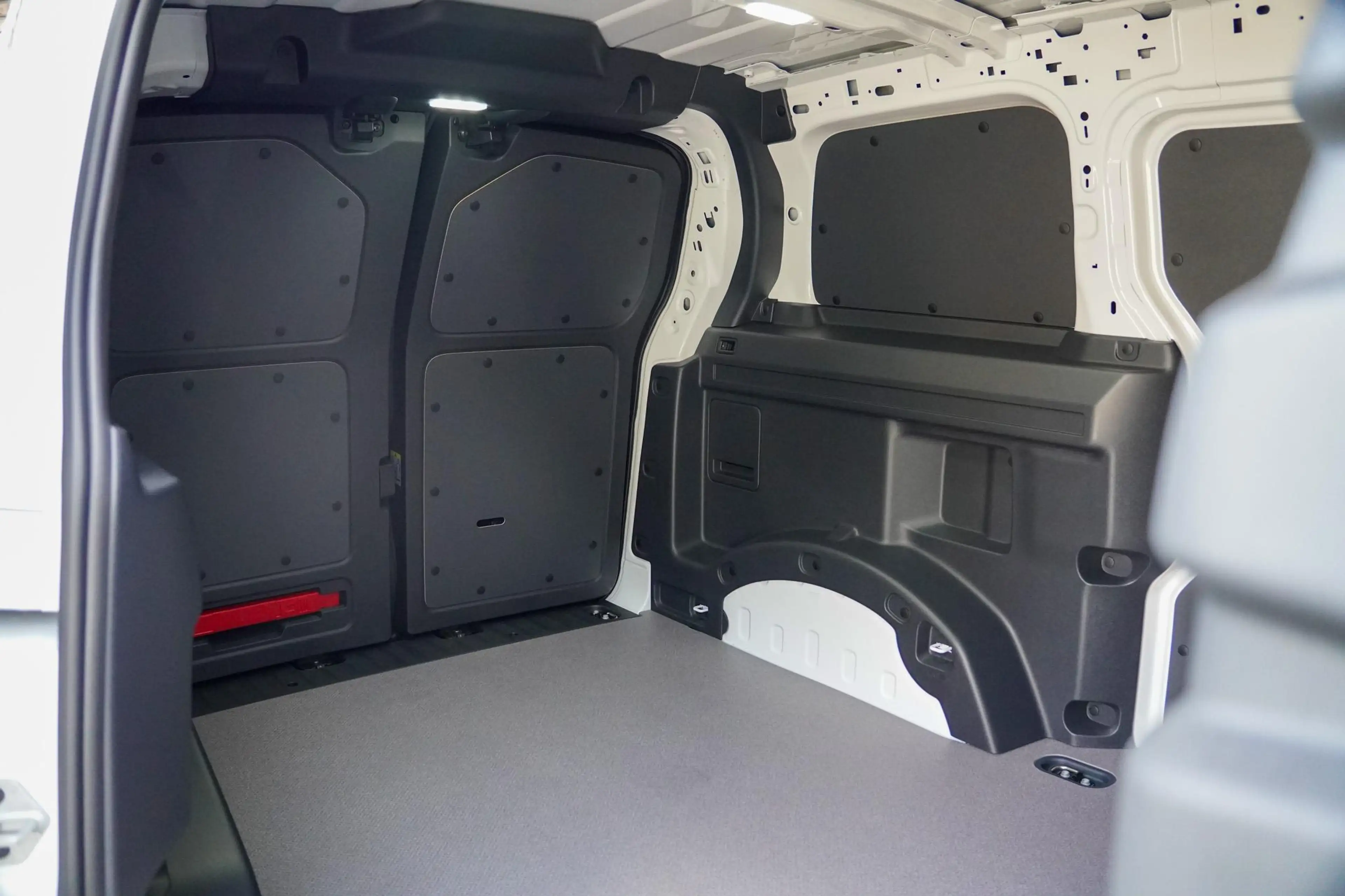 Volkswagen ID. Buzz Cargo 79 kWh 286PK L1H1 A-Deuren Side Assist ACC Travel — photo 4