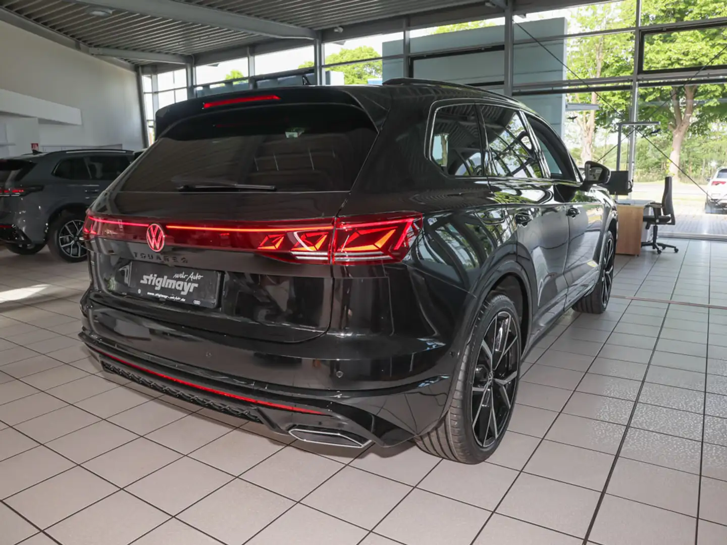 Volkswagen Touareg R-Line 3,0l V6 TDI SCR 4MOTION Leder+22´ Negru - 2