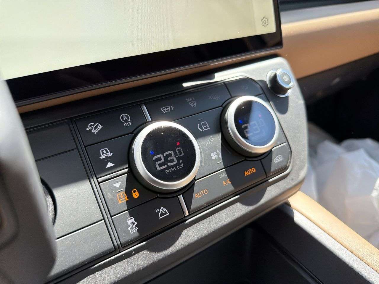 2026 Land Rover Defender 110 P400 X-Dynamic SE thumb 16