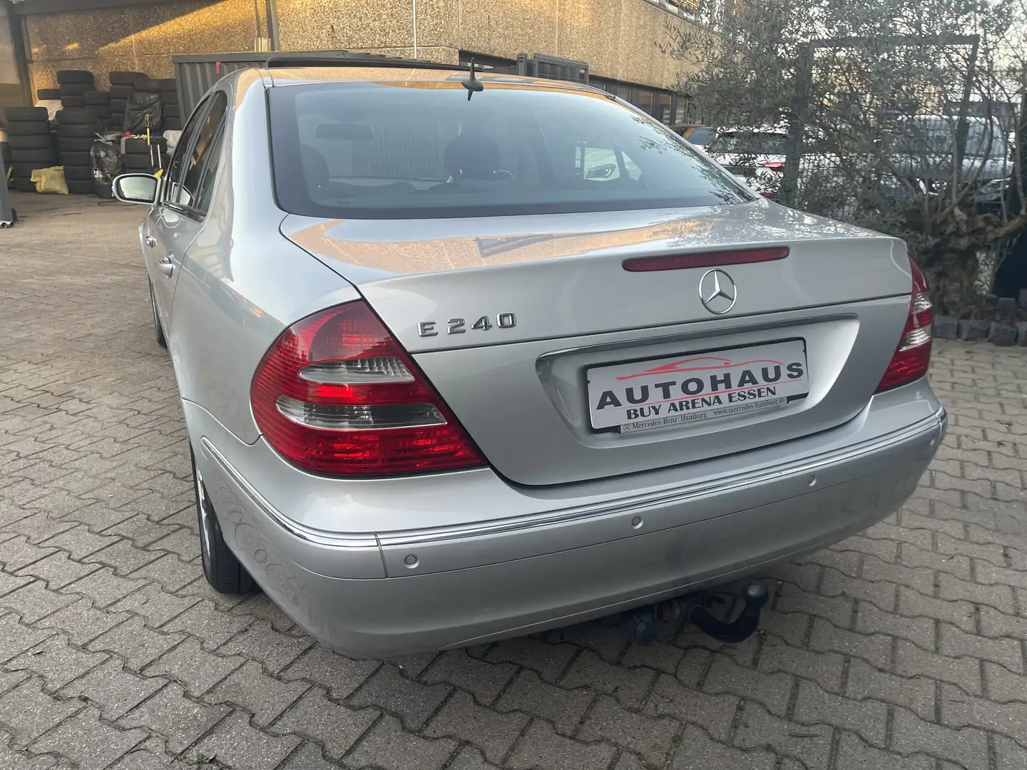 Mercedes-Benz E 240 V6 Elegance Limousine 1Hand MB S-Heft Top Gepflegt Grau - 2