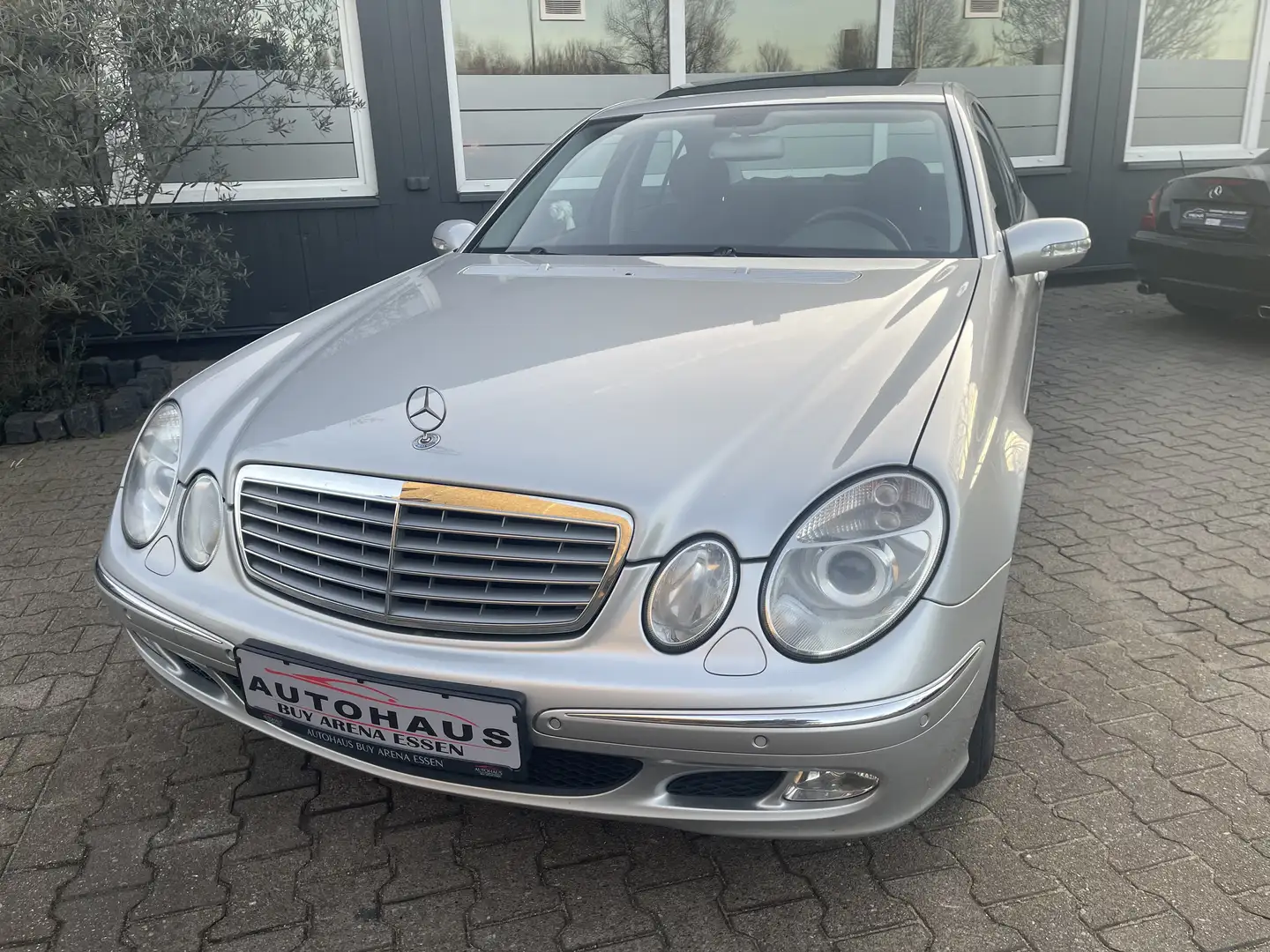 Mercedes-Benz E 240 V6 Elegance Limousine 1Hand MB S-Heft Top Gepflegt Grau - 1