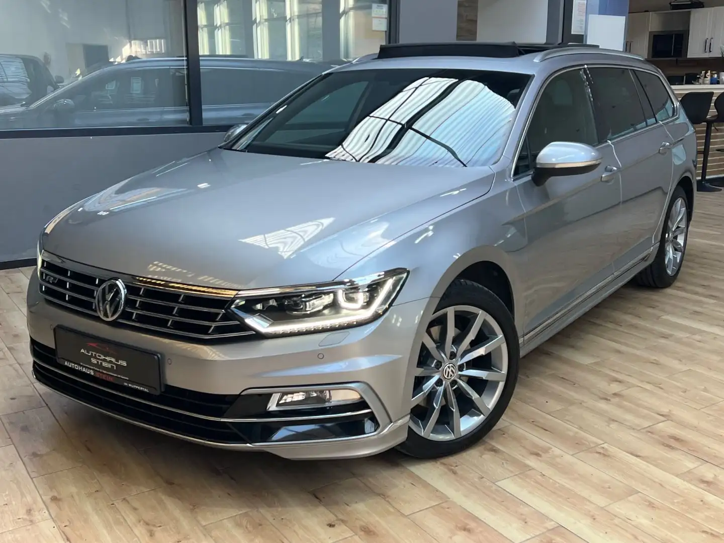 Volkswagen Passat Variant R-line/Vollleder/Virtual/Pano/ACC Zilver - 1