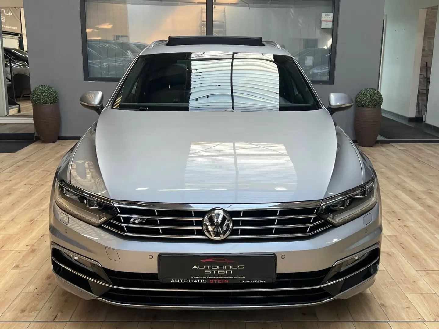 Volkswagen Passat Variant R-line/Vollleder/Virtual/Pano/ACC Zilver - 2