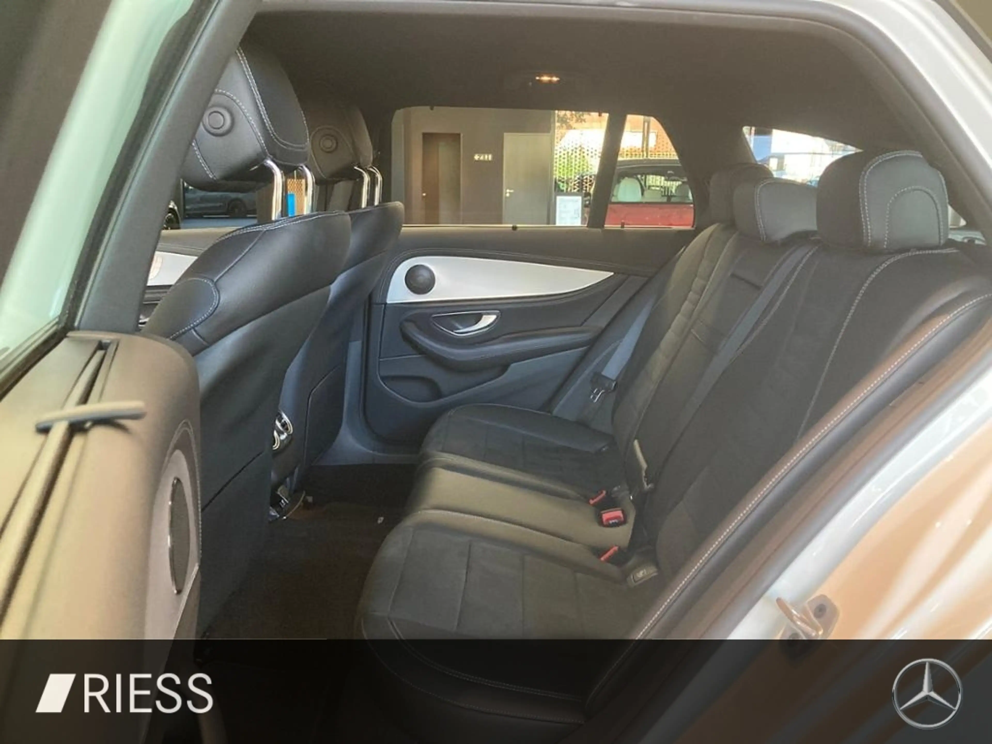 Mercedes-Benz E 400 d 4M T AMG AHK MEMO DISTRO LED MBUX NAVI+ — photo 10