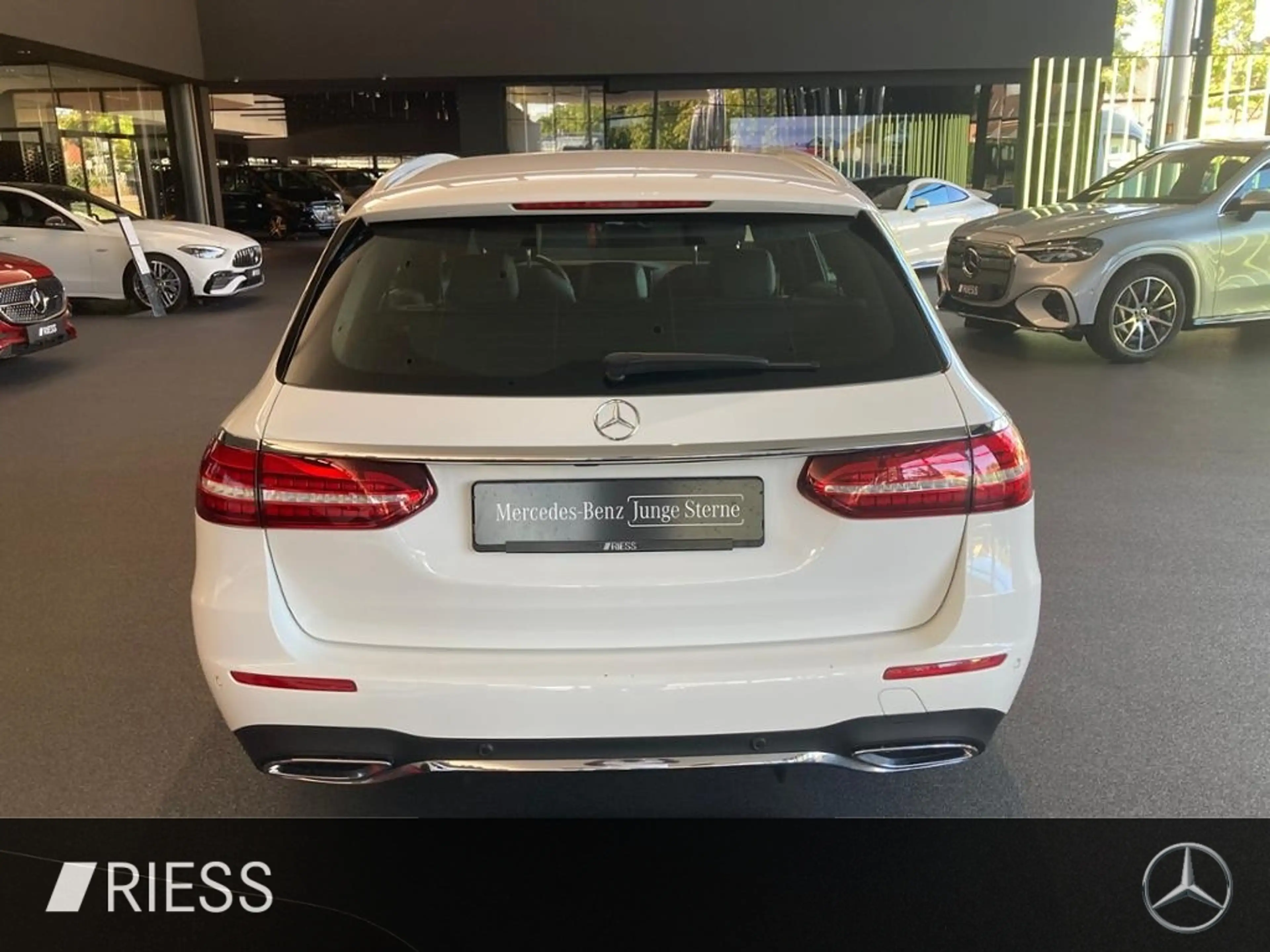 Mercedes-Benz E 400 d 4M T AMG AHK MEMO DISTRO LED MBUX NAVI+ — photo 13