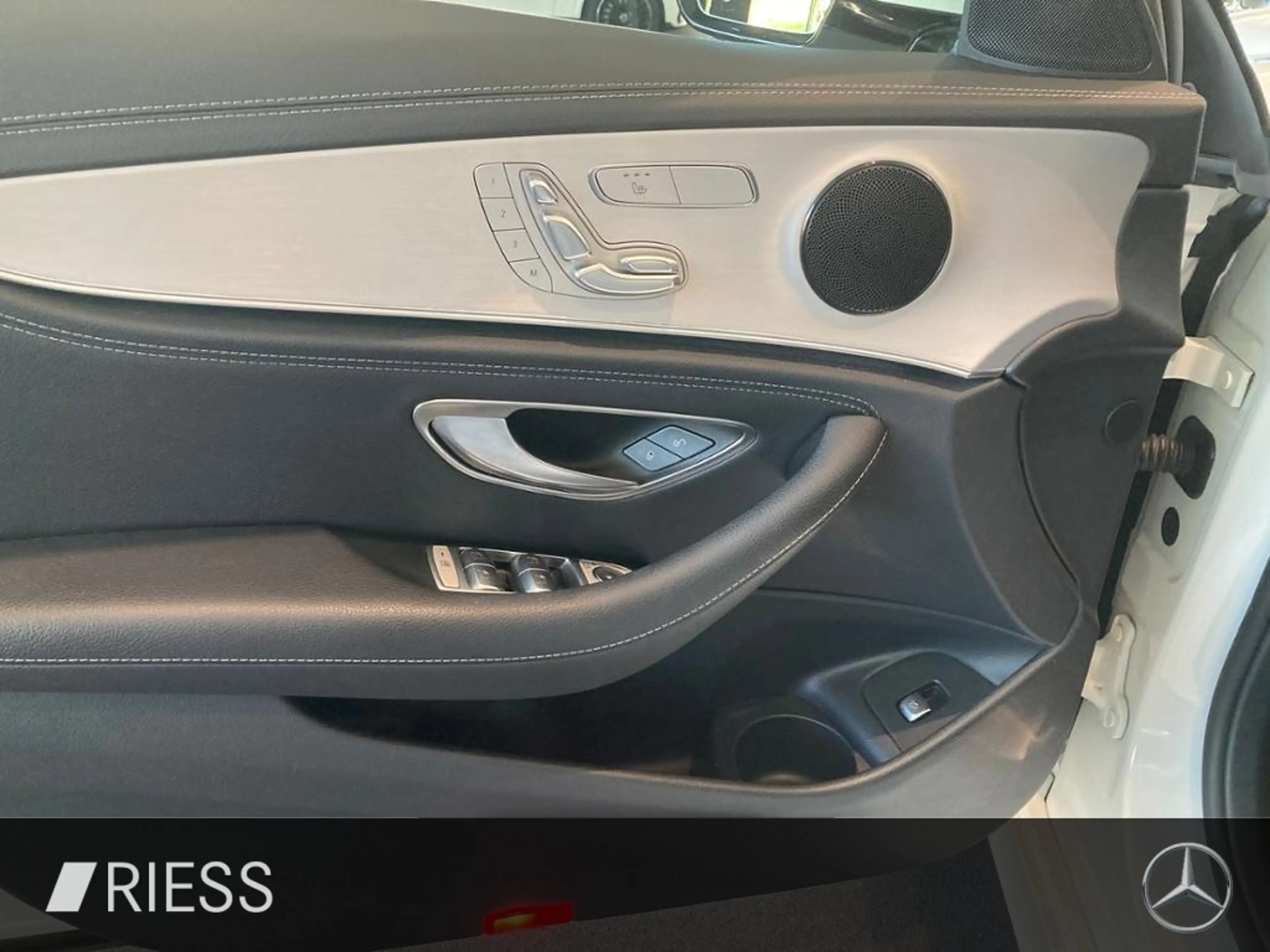 Mercedes-Benz E 400 d 4M T AMG AHK MEMO DISTRO LED MBUX NAVI+ — photo 7