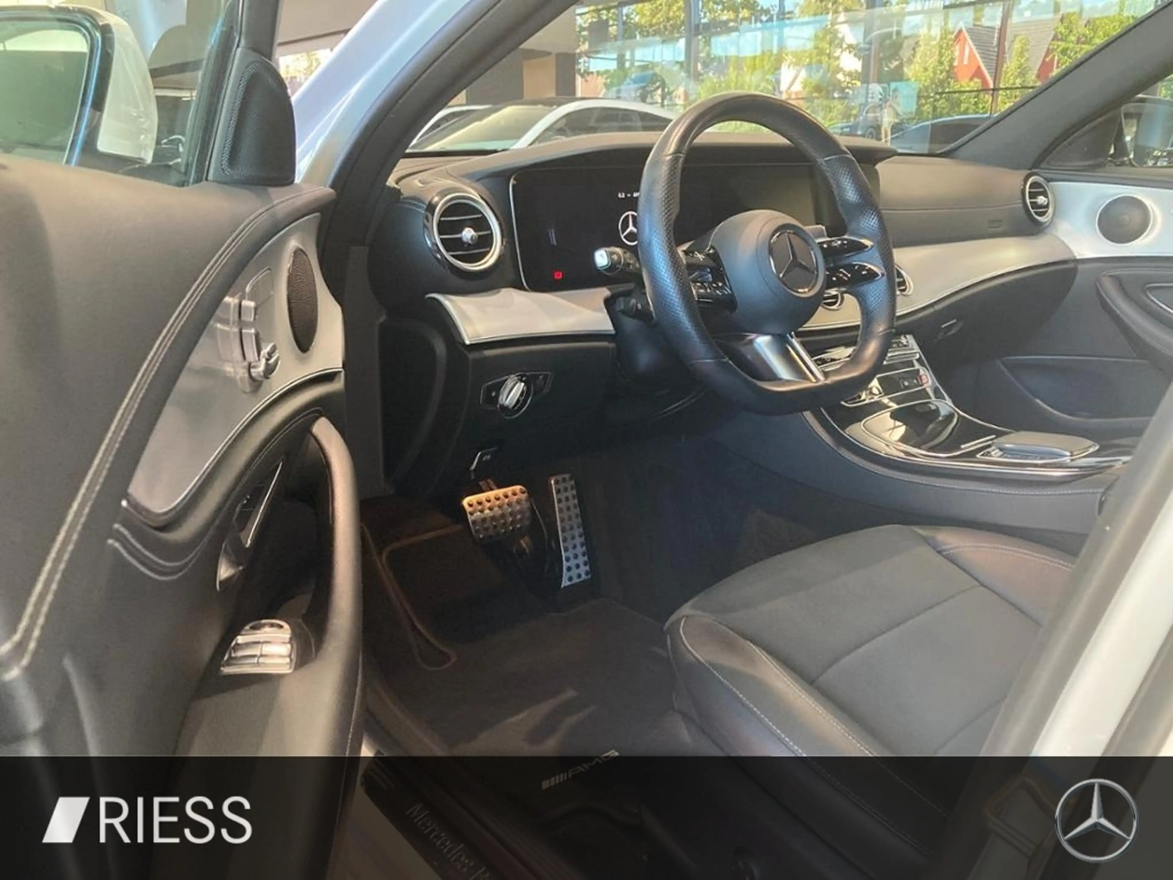 Mercedes-Benz E 400 d 4M T AMG AHK MEMO DISTRO LED MBUX NAVI+ — photo 6