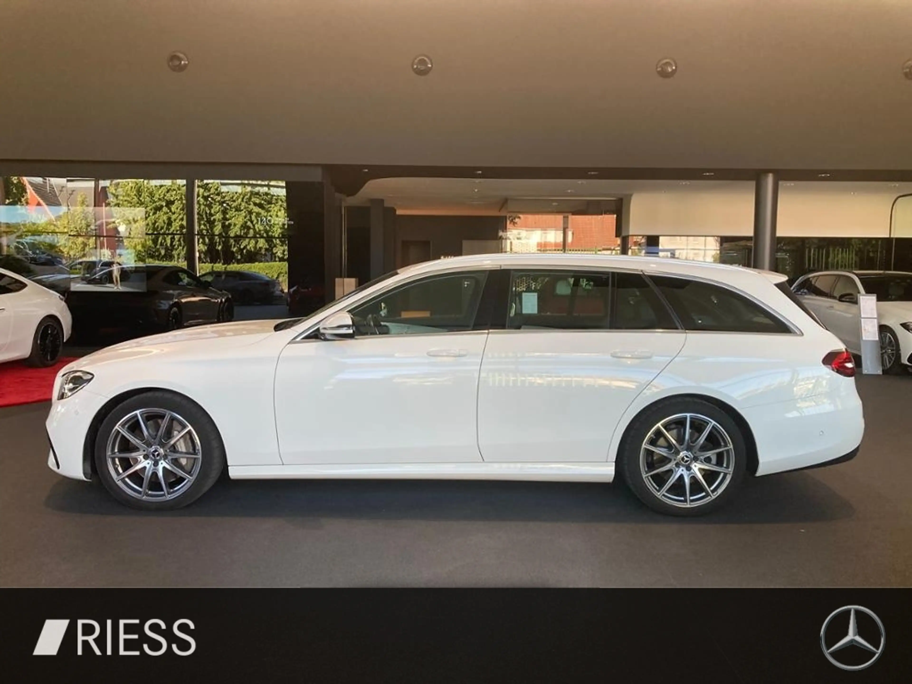 Mercedes-Benz E 400 d 4M T AMG AHK MEMO DISTRO LED MBUX NAVI+ — photo 4
