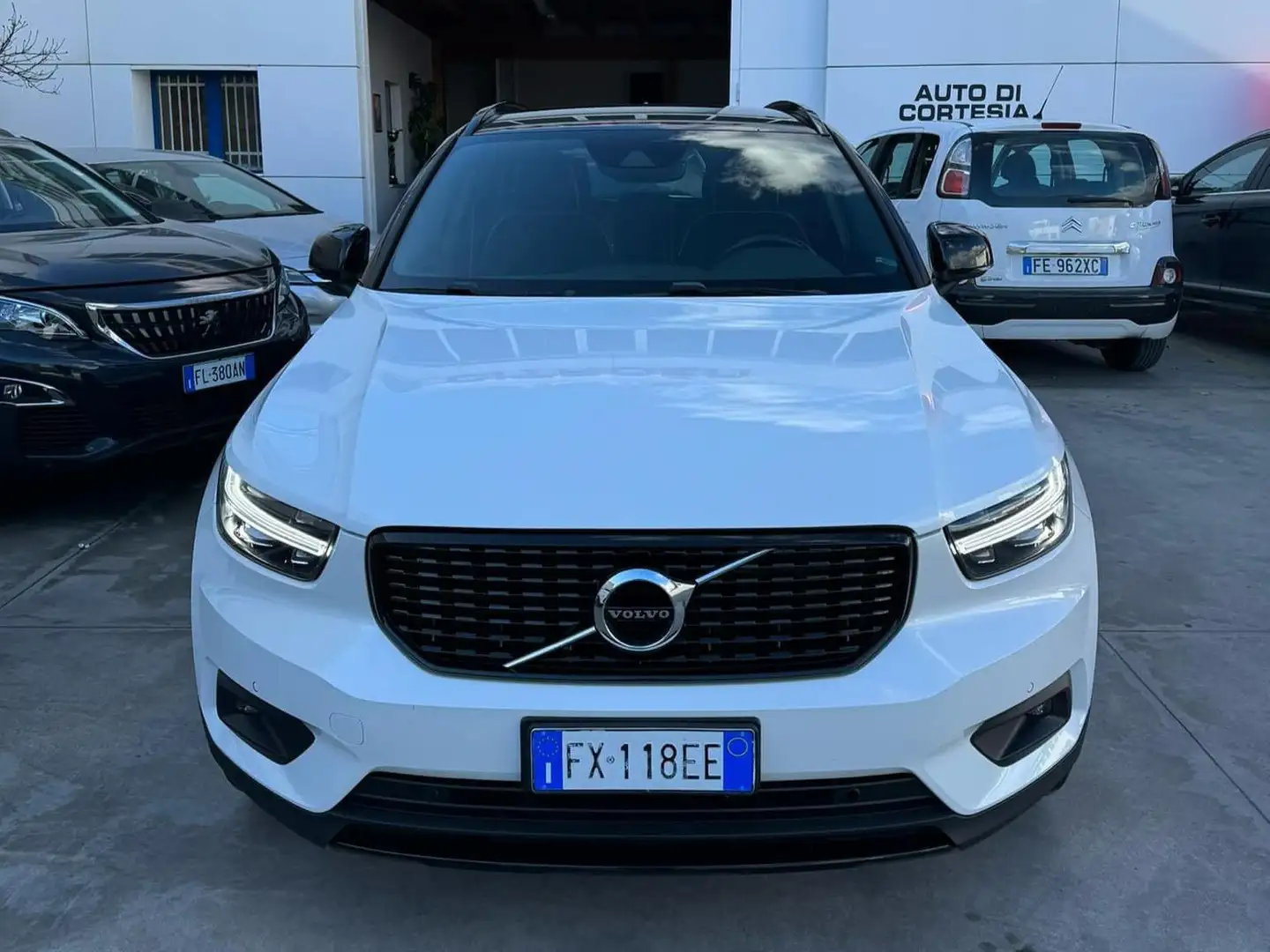 Volvo XC40 XC40 2.0 d4 R-design awd geartronic Bianco - 2