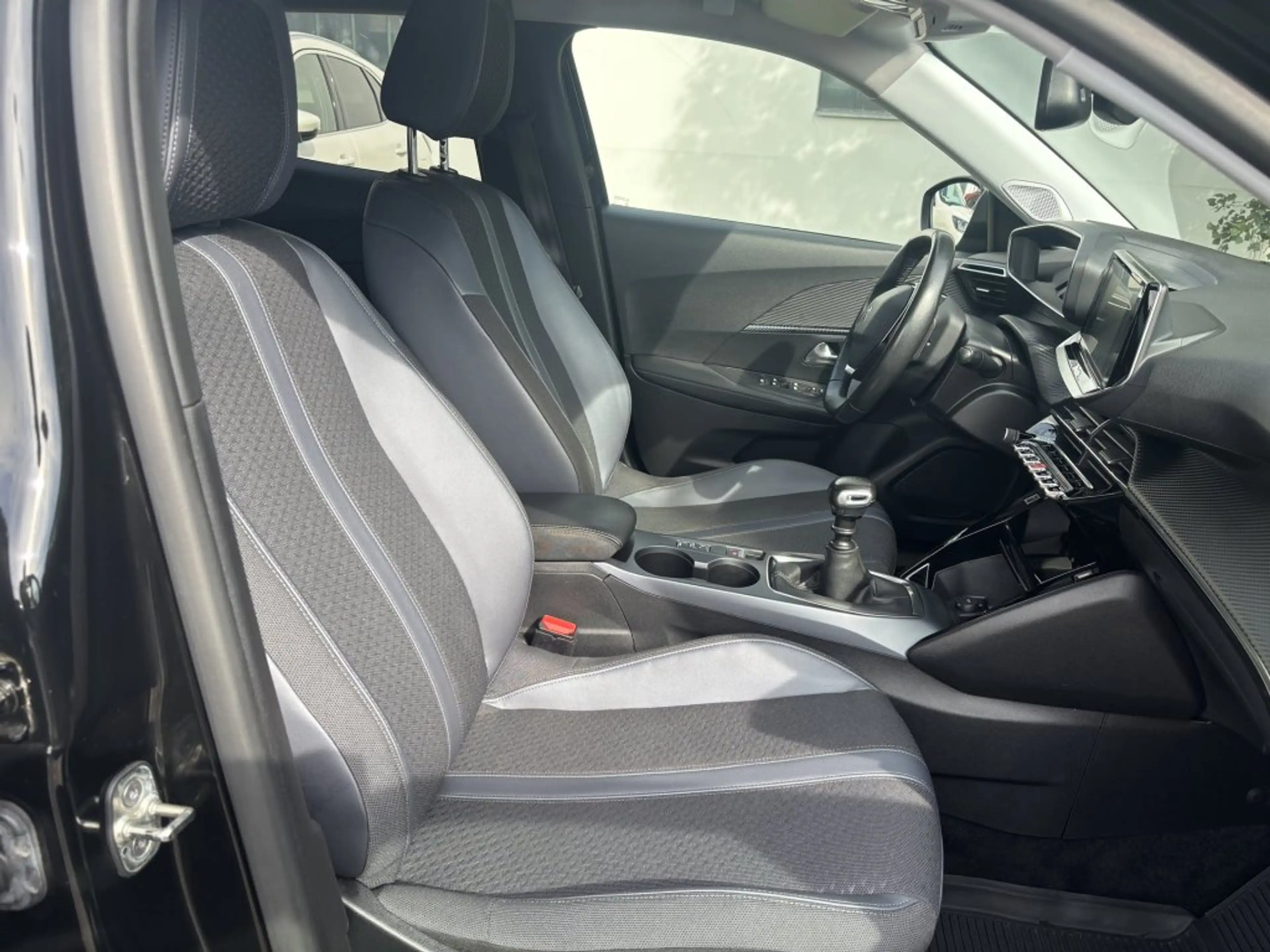 Peugeot 2008 Peugeot 2008 2.2Benz 100PS — photo 7