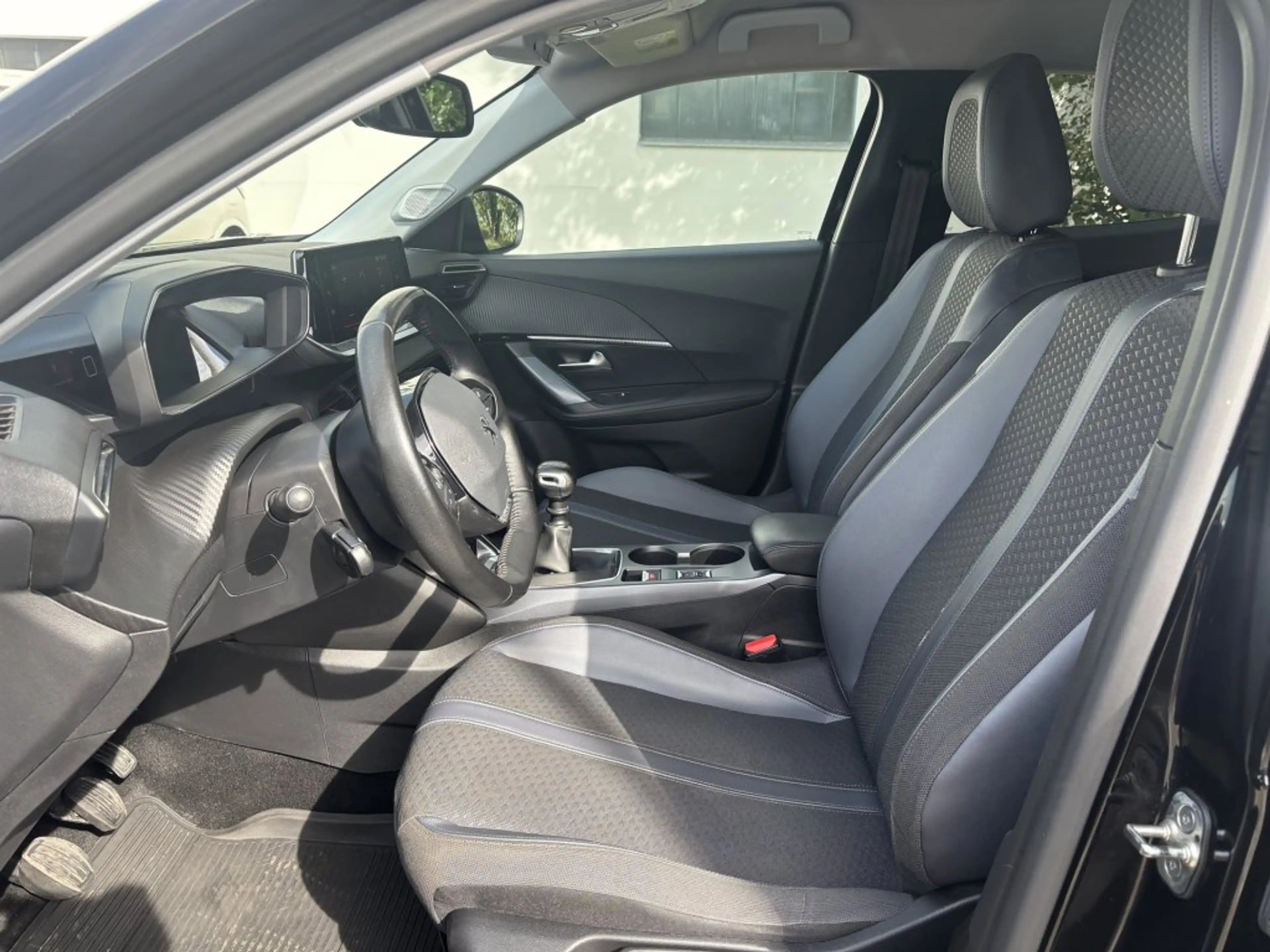 Peugeot 2008 Peugeot 2008 2.2Benz 100PS — photo 9