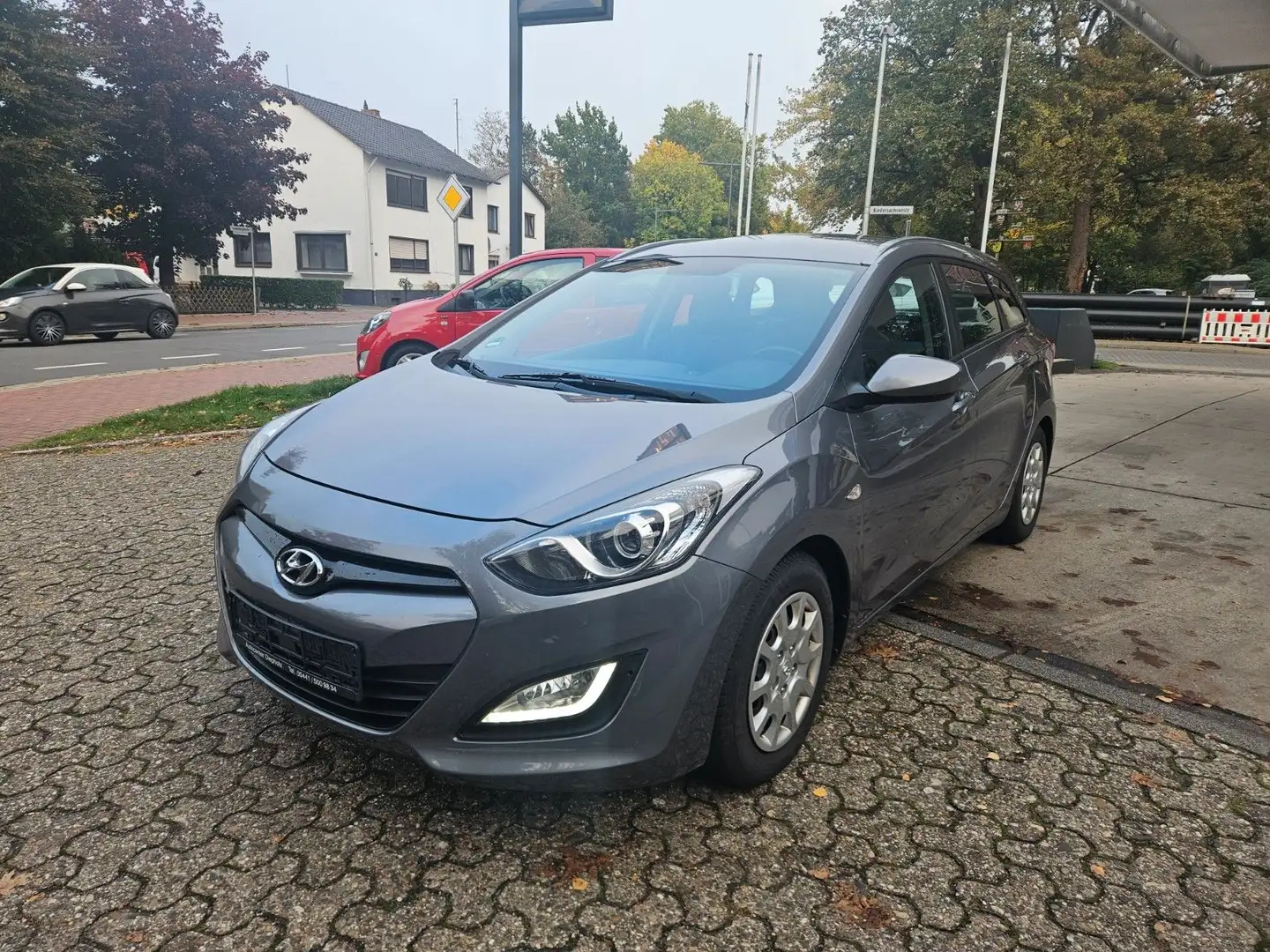 Hyundai i30 CW 1.4 Classic / Flüssiggas /Tüv 08/2026 Grau - 1