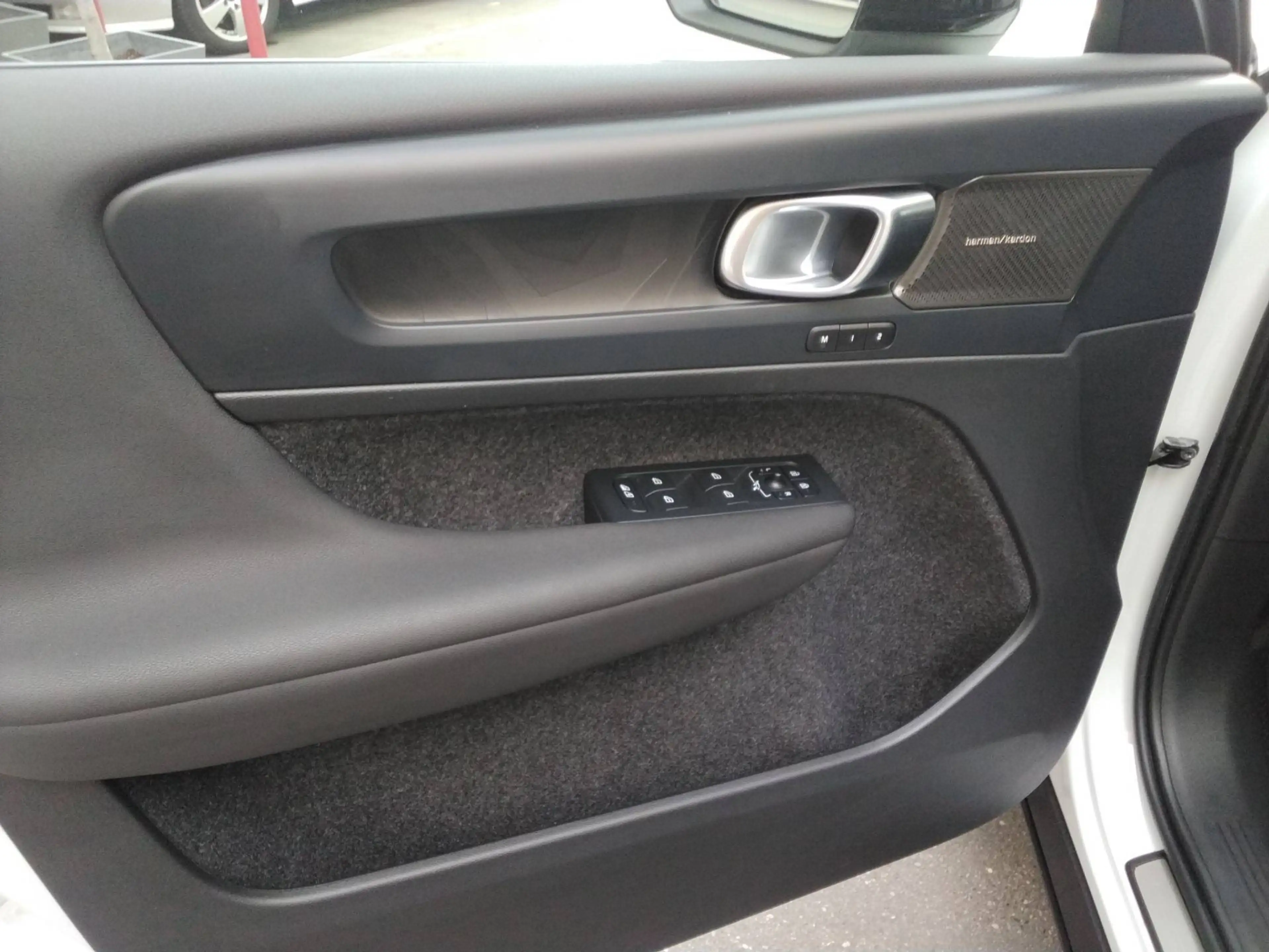 Volvo C40 Ultimate Recharge Pure Electric 2WD — photo 14