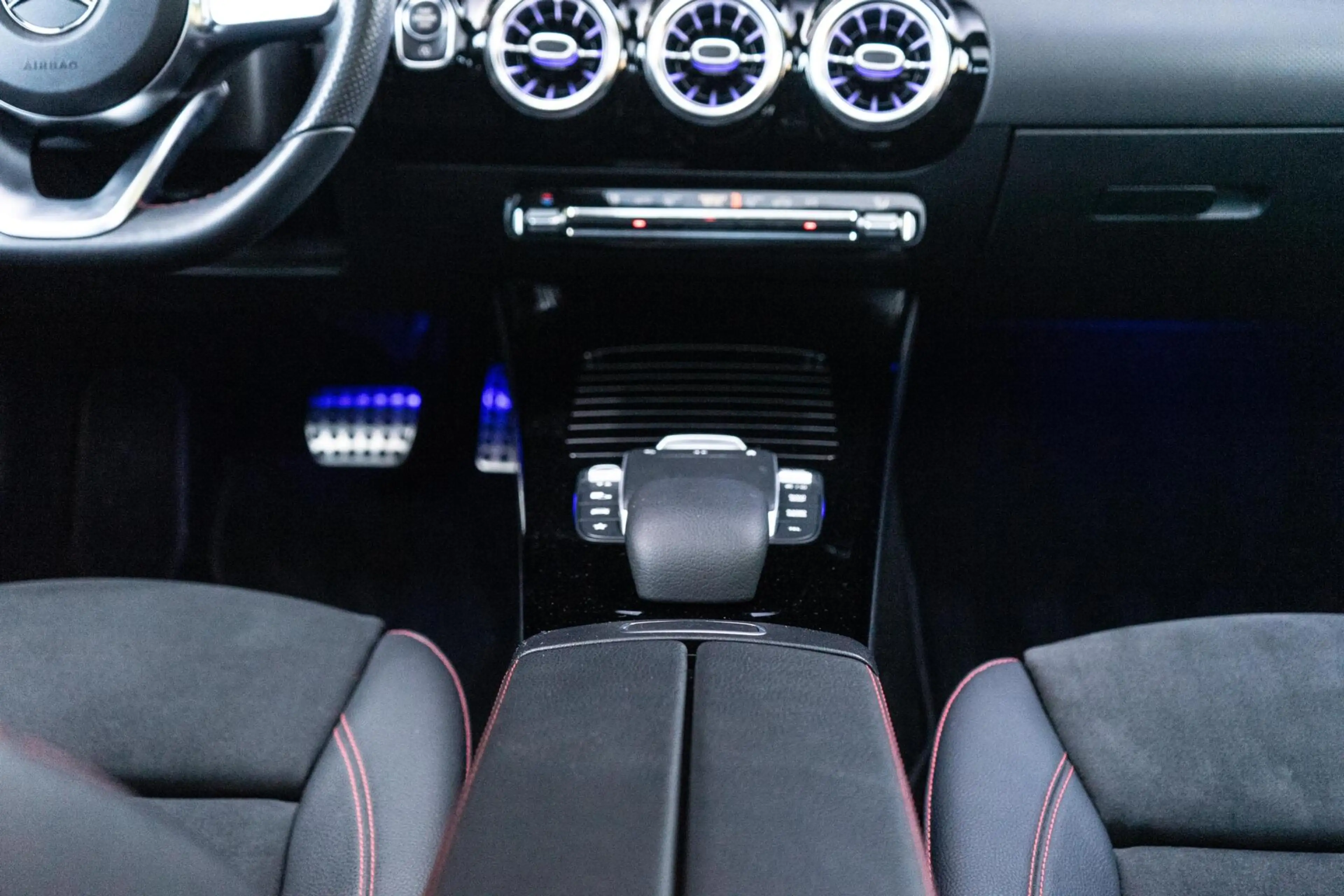 Mercedes-Benz A 200 AMG Pano / Camera / Ambi — photo 13