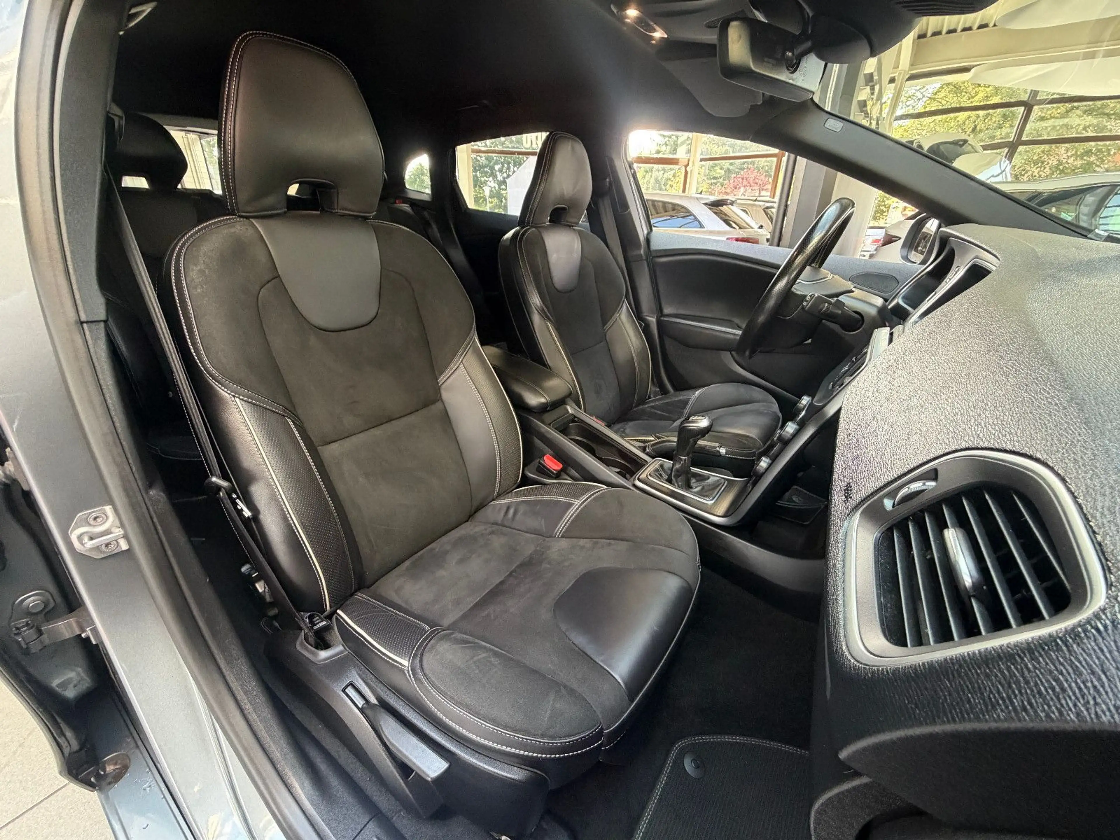 Volvo V40 R-Design*Bluetooth*SHZ*Kamera*PDC* — photo 12