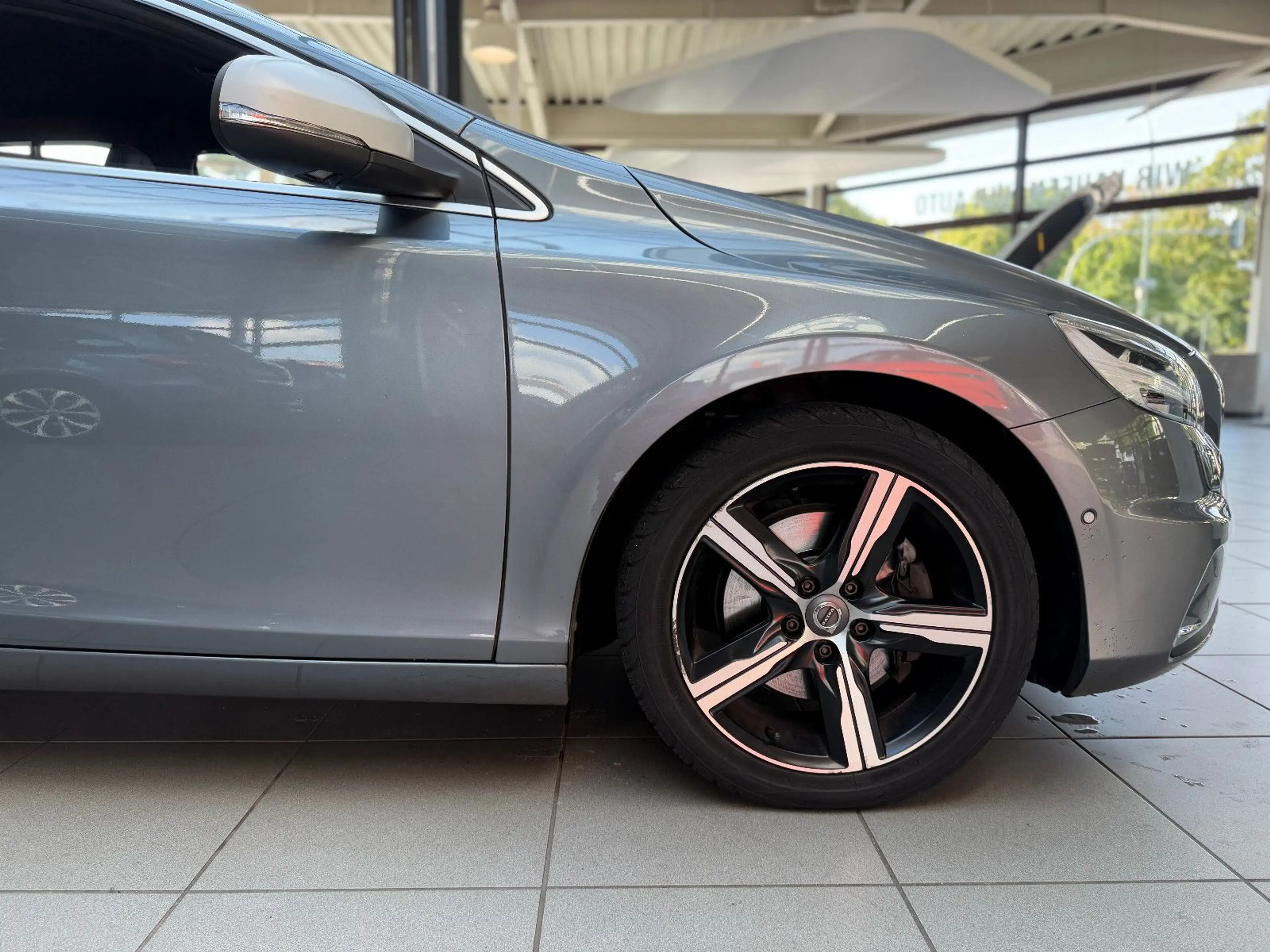 Volvo V40 R-Design*Bluetooth*SHZ*Kamera*PDC* — photo 8