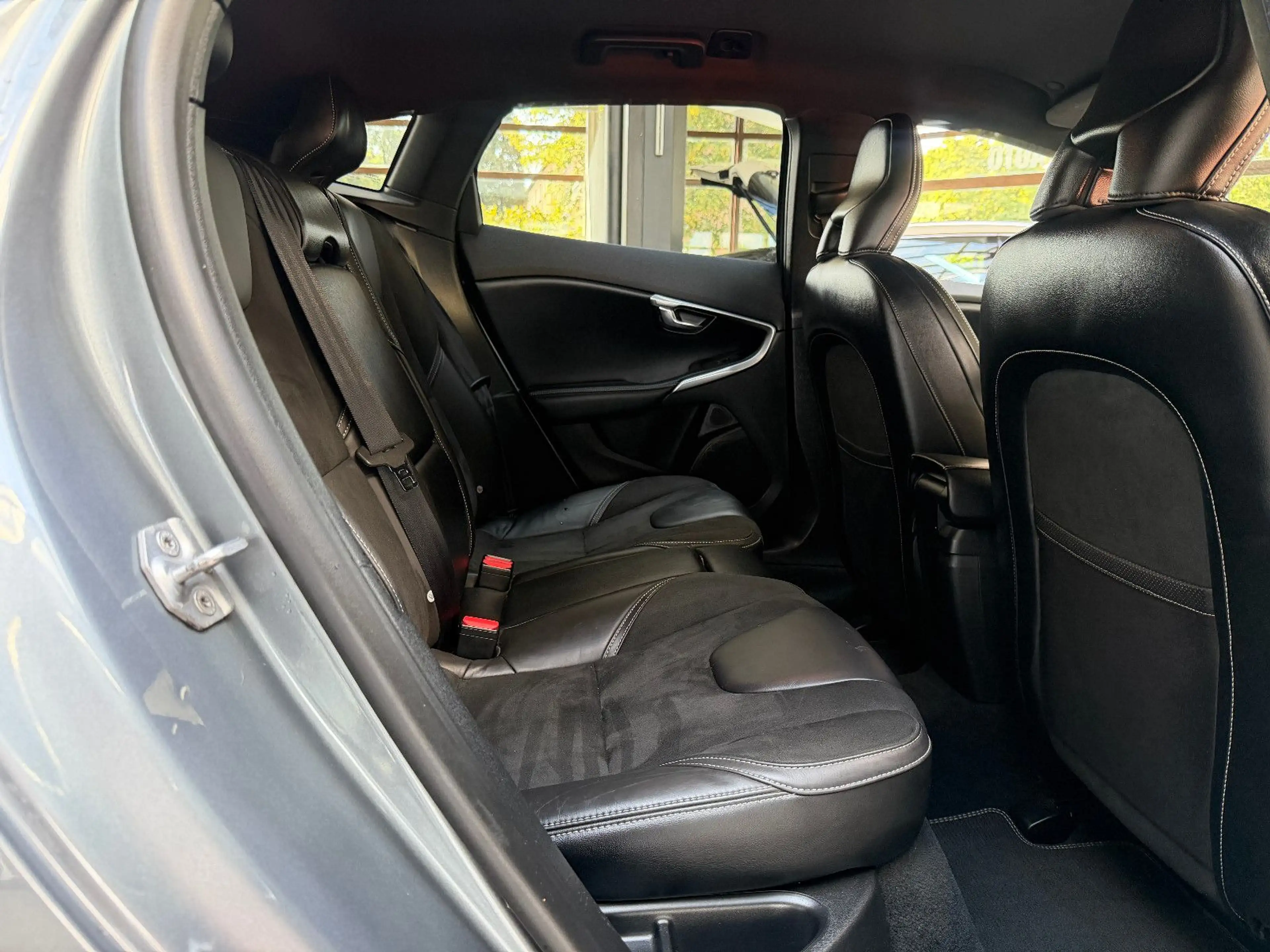 Volvo V40 R-Design*Bluetooth*SHZ*Kamera*PDC* — photo 11