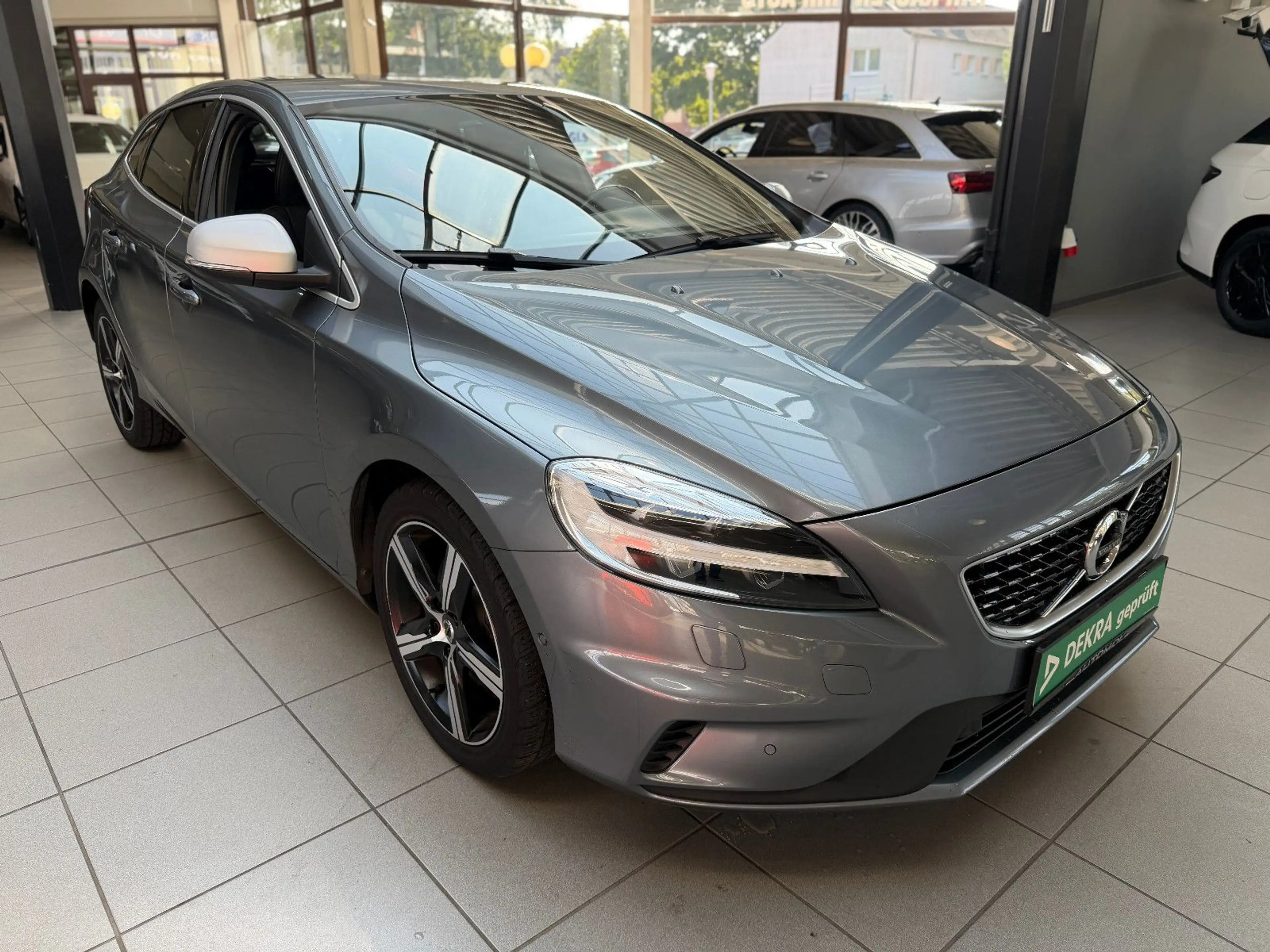 Volvo V40 R-Design*Bluetooth*SHZ*Kamera*PDC* — photo 3