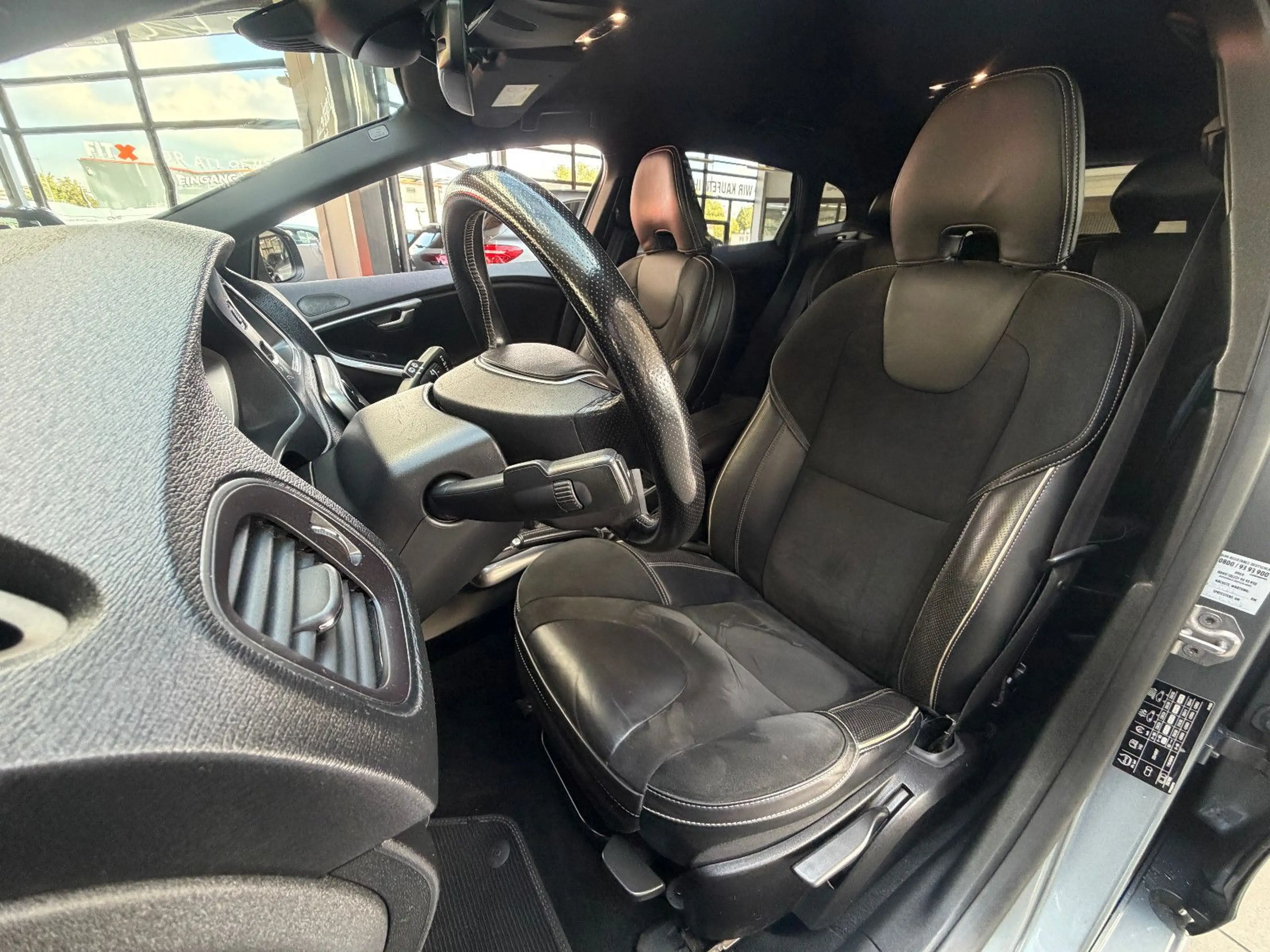 Volvo V40 R-Design*Bluetooth*SHZ*Kamera*PDC* — photo 9