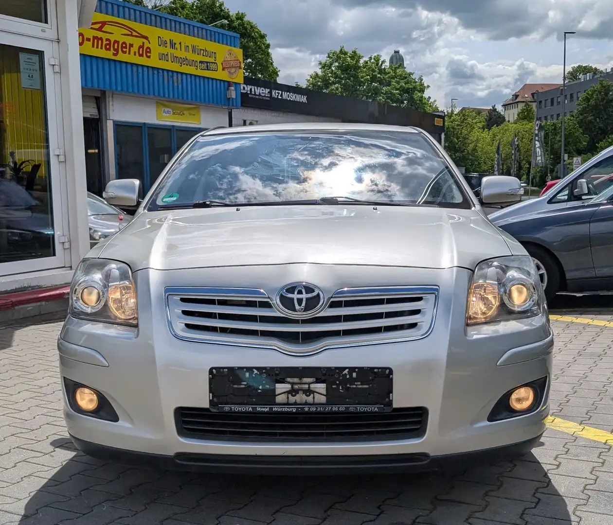 Toyota Avensis Sol Lim. 2.0*1Hd*Temp*AHK*Klimaut*TüvNEU Silber - 2