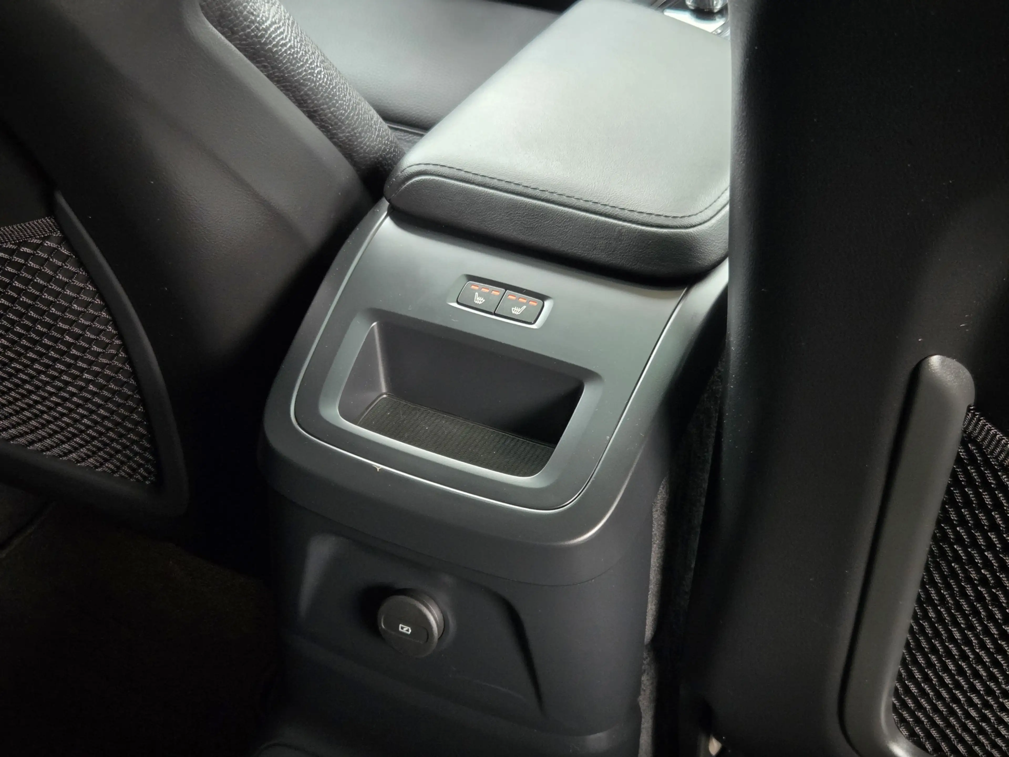Volvo XC60 2.0 T6 Plug-in hybrid AWD Ultimate Dark | Trekhaak — photo 19