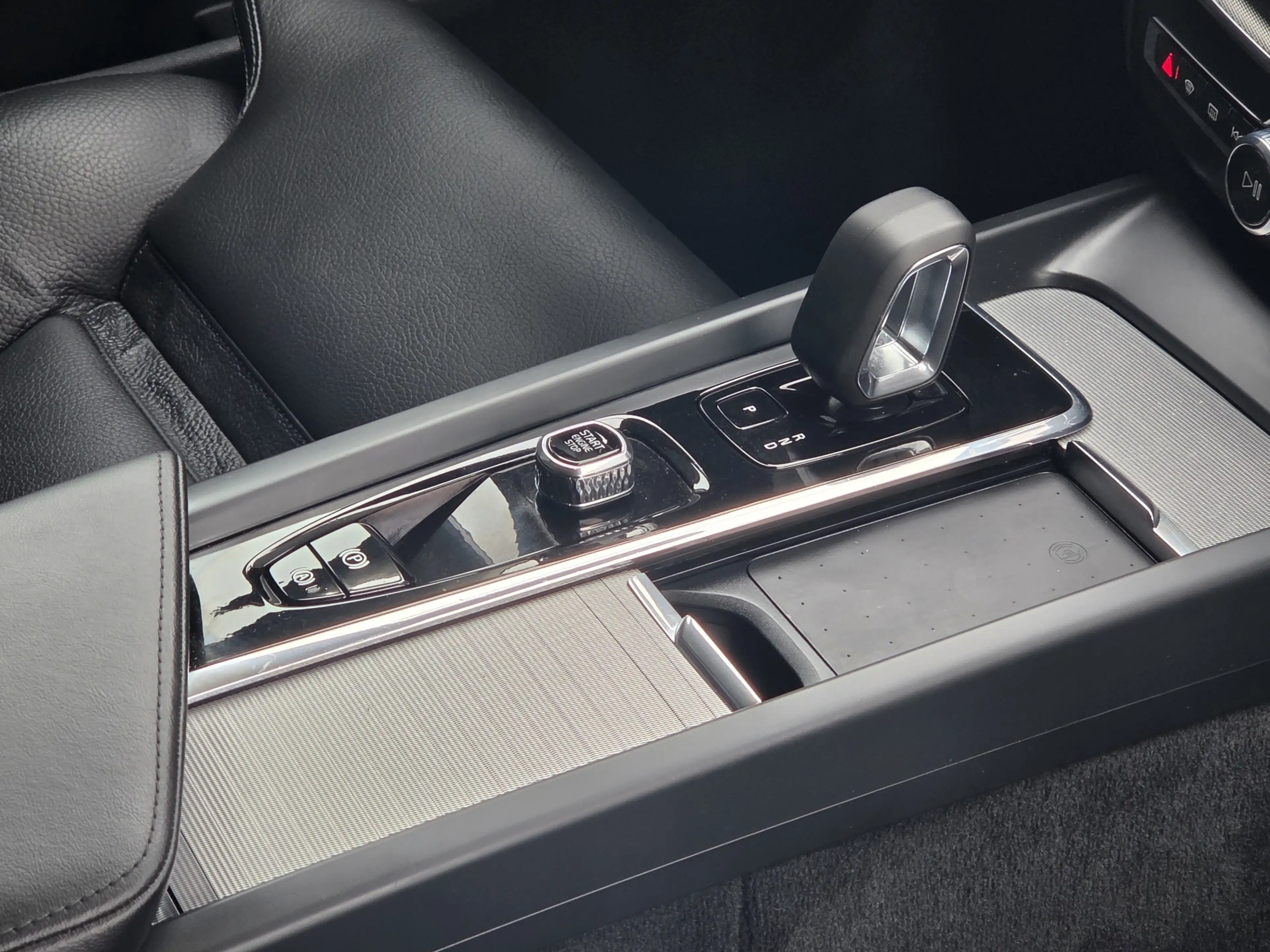 Volvo XC60 2.0 T6 Plug-in hybrid AWD Ultimate Dark | Trekhaak — photo 18