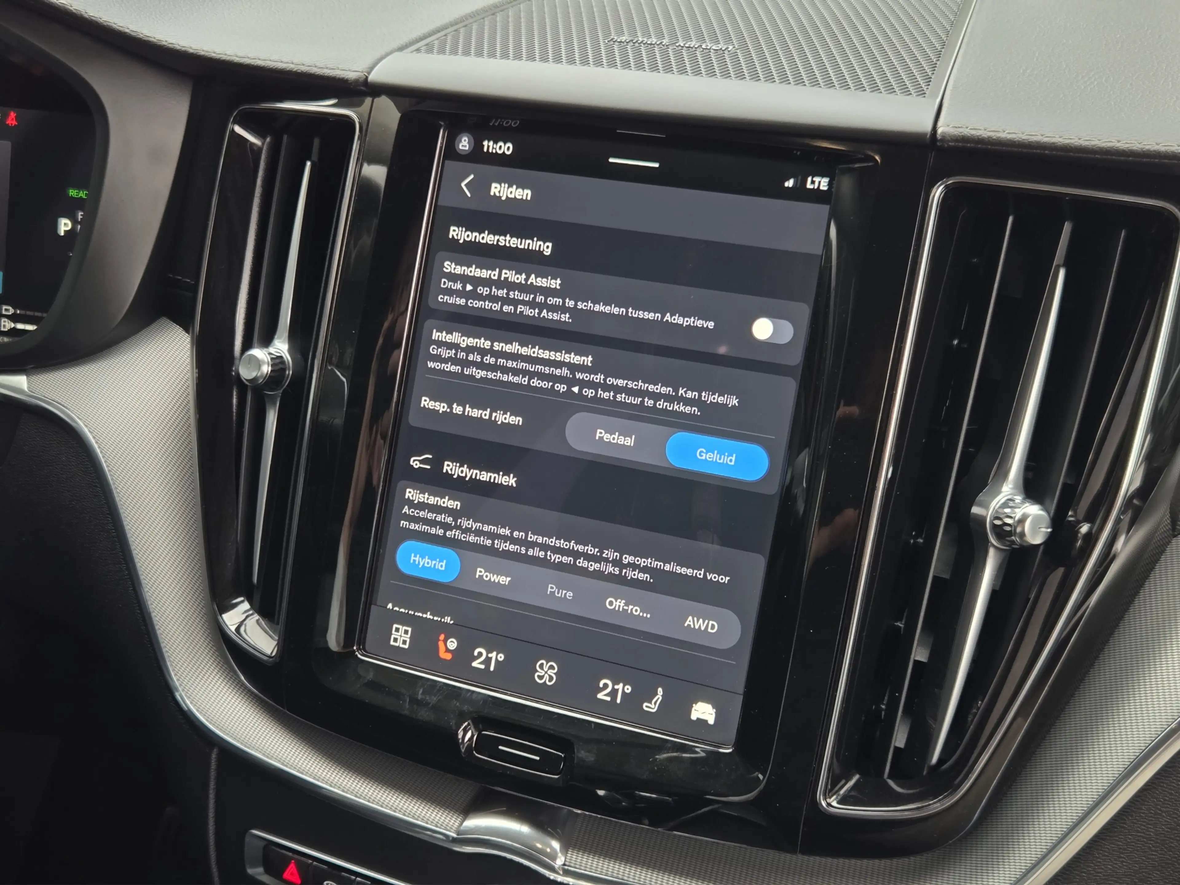 Volvo XC60 2.0 T6 Plug-in hybrid AWD Ultimate Dark | Trekhaak — photo 17
