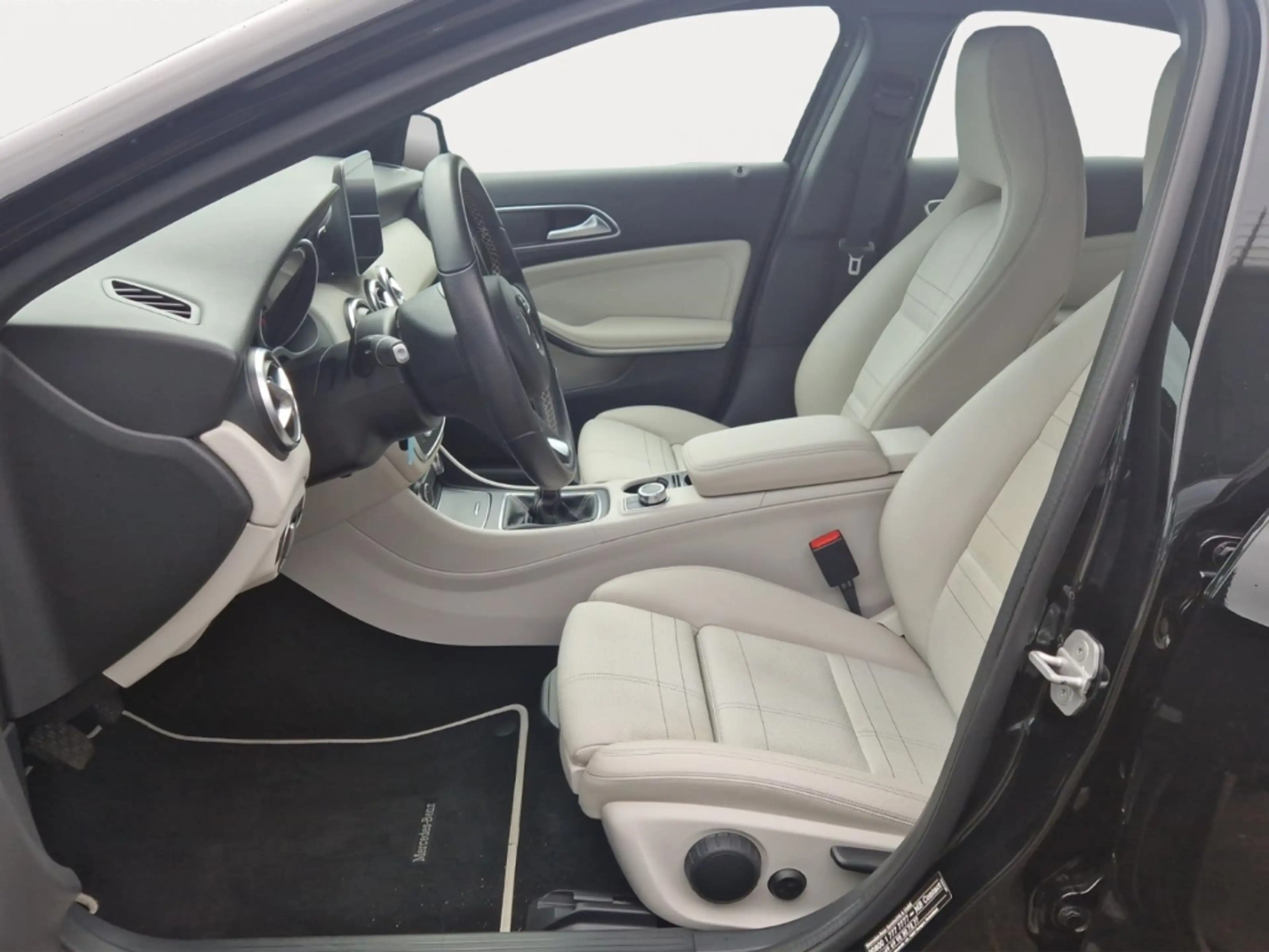 Mercedes-Benz A 180 Urban *PANO*NAVI*BT*SITZHZG.* — photo 8