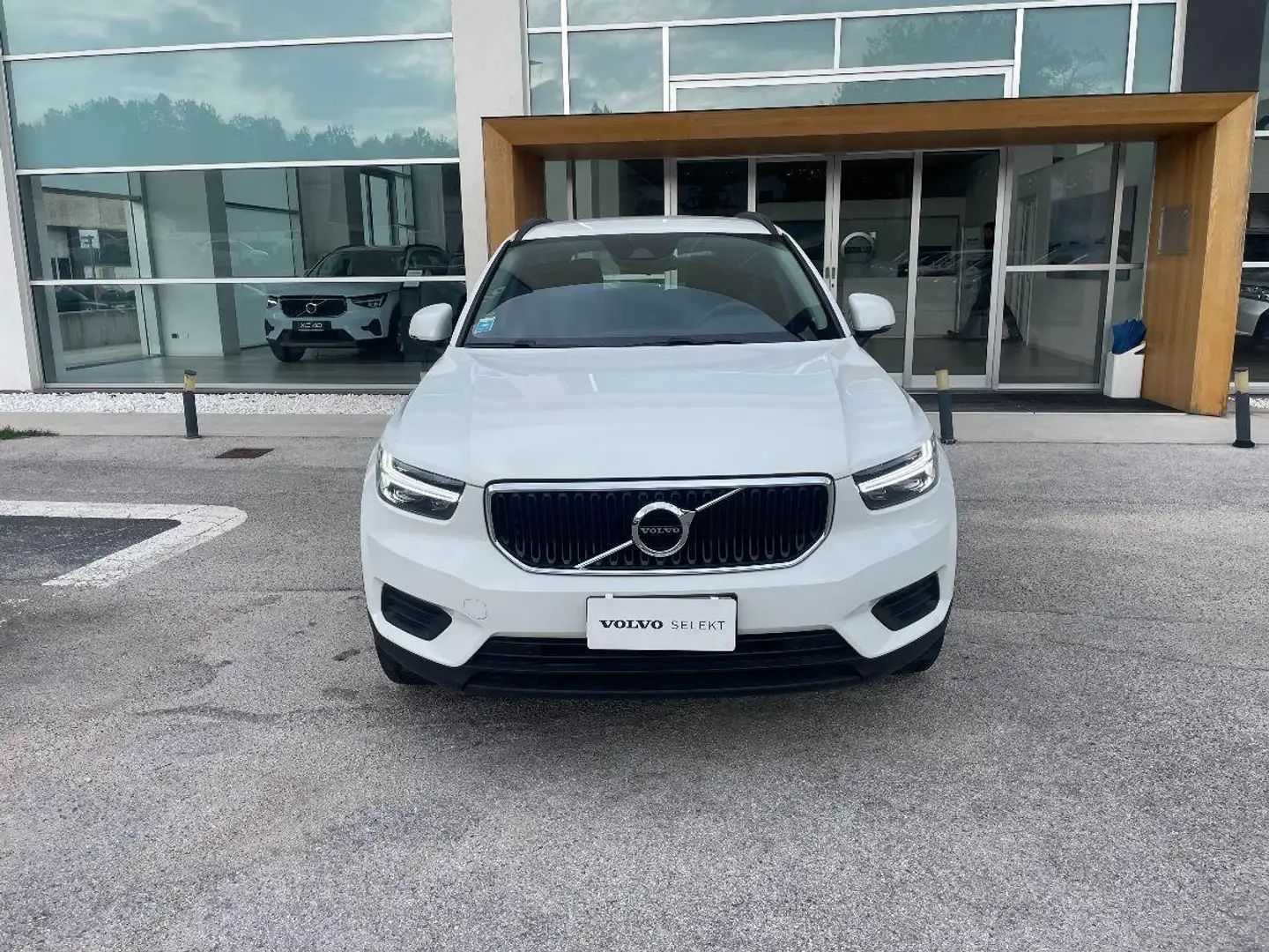 Volvo XC40 T2 Mementum Core Bianco - 1
