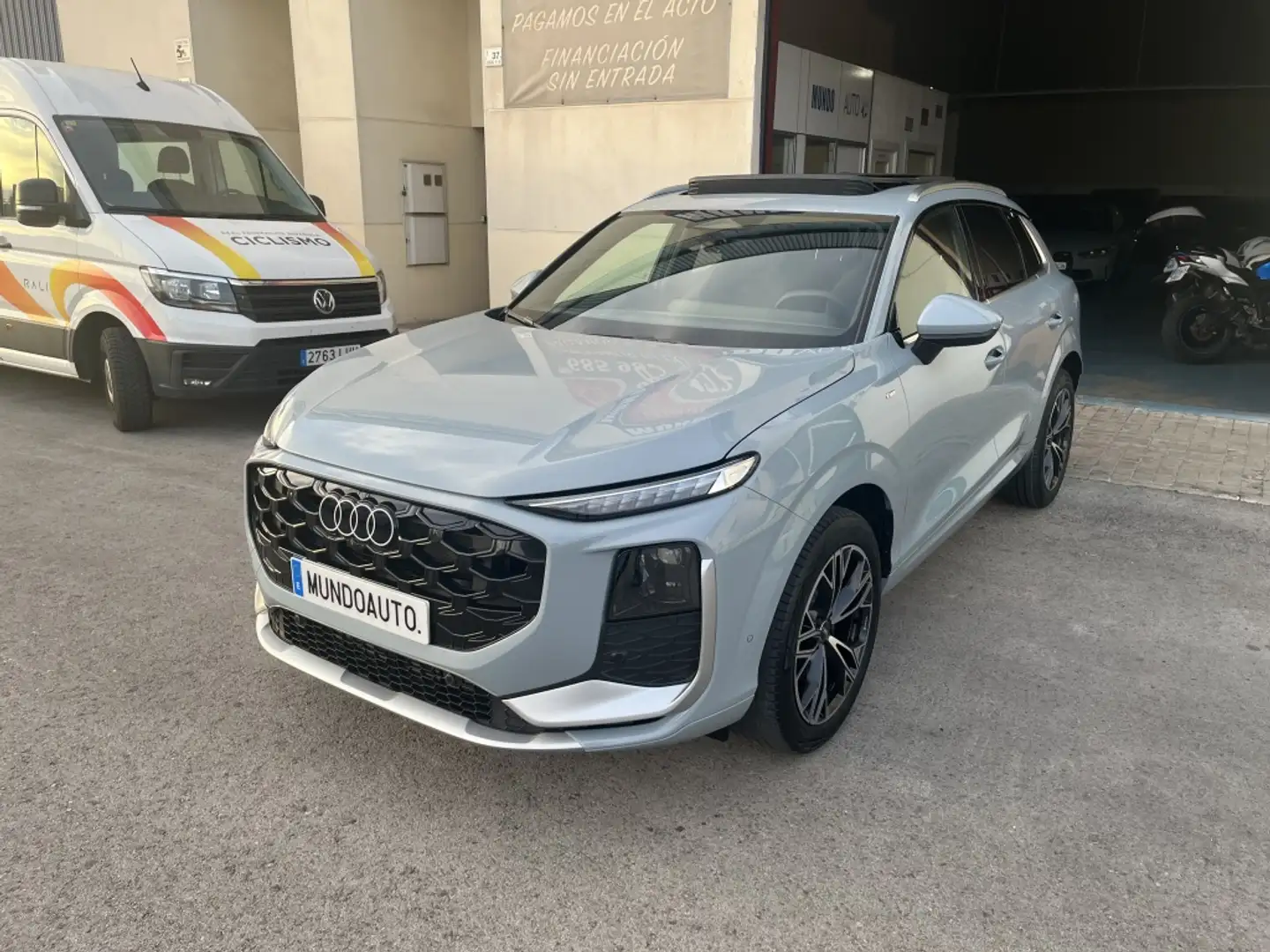 Audi Q3 2.0 TDI Black line S tronic 110kW Grau - 1