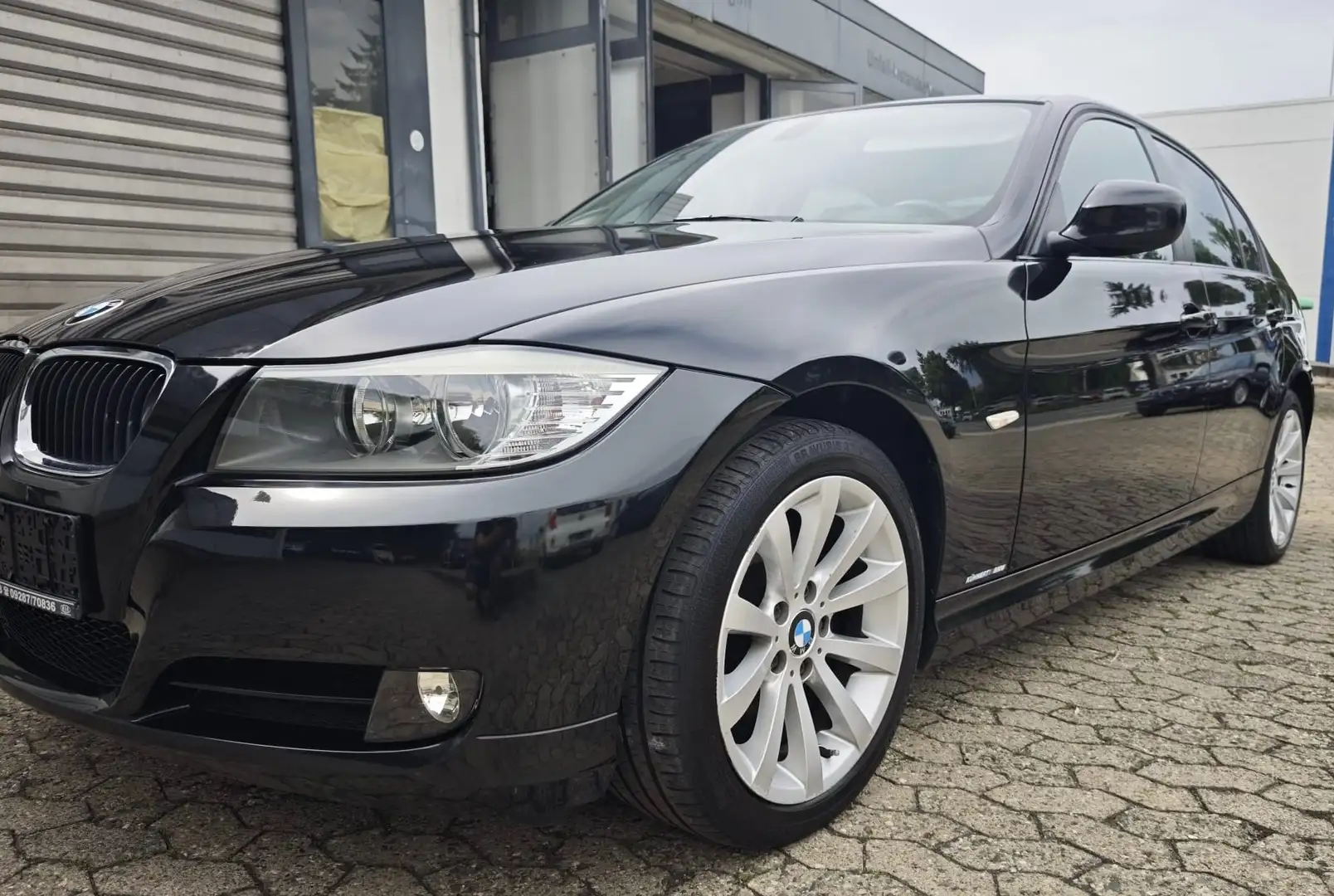 BMW 318 318d Schwarz - 1