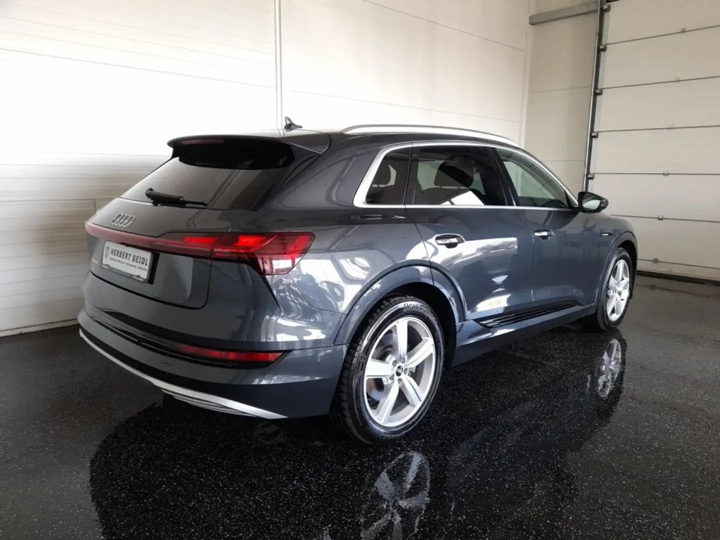 Audi e-tron 95 kWh QUATTRO *NP: € 101.411,-- / MATRIX-LED / LEDER MIT MEMORY / AHV & 360° KAMERA / HEAD-UP / ASS PAKET TOUR* Grau - 2