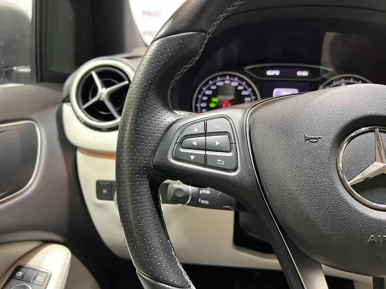 Mercedes-Benz B-Class снимка Mercedes-Benz B-Class