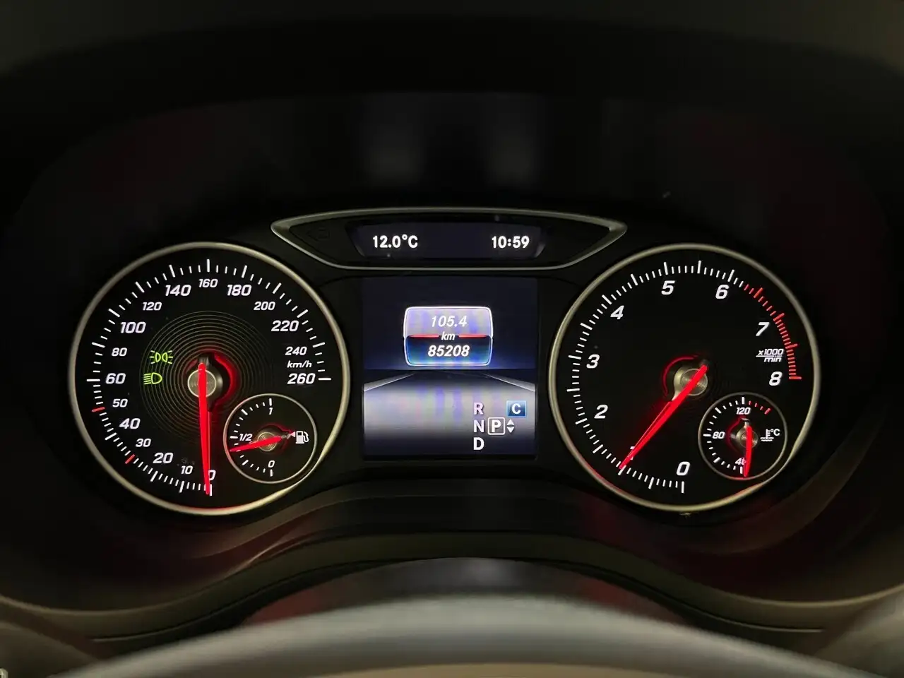 Mercedes-Benz B-Class снимка Mercedes-Benz B-Class